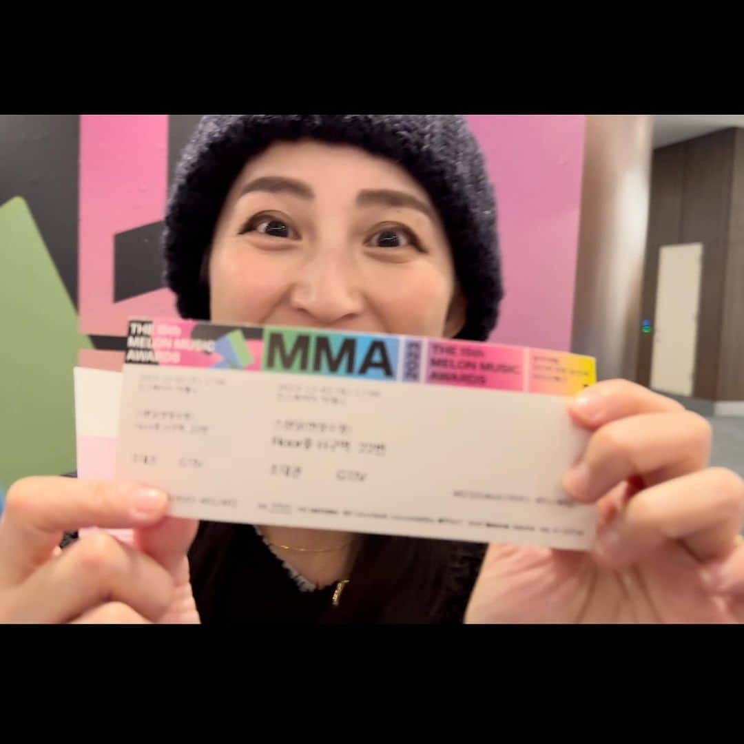 来栖あつこのインスタグラム：「2023.12.2〜12.3 推し活渡韓  「MMA2023」現場参戦のため渡韓してきました🍈  スキズ出ないかなーって チケットオープンした初日に 張り切って申し込んだ🍈MMA。  神席いただいたんですが、 色々ありまして。 その様子は、YouTubeに UPするので暫しおまちを  きっと「俺たち出ないのに行くん？」 ってスキズがオコだったのよw  #韓国　#Seoul #韓国旅行　 #atsukokurusu #来栖あつこ #アヒル口 #mma2023」
