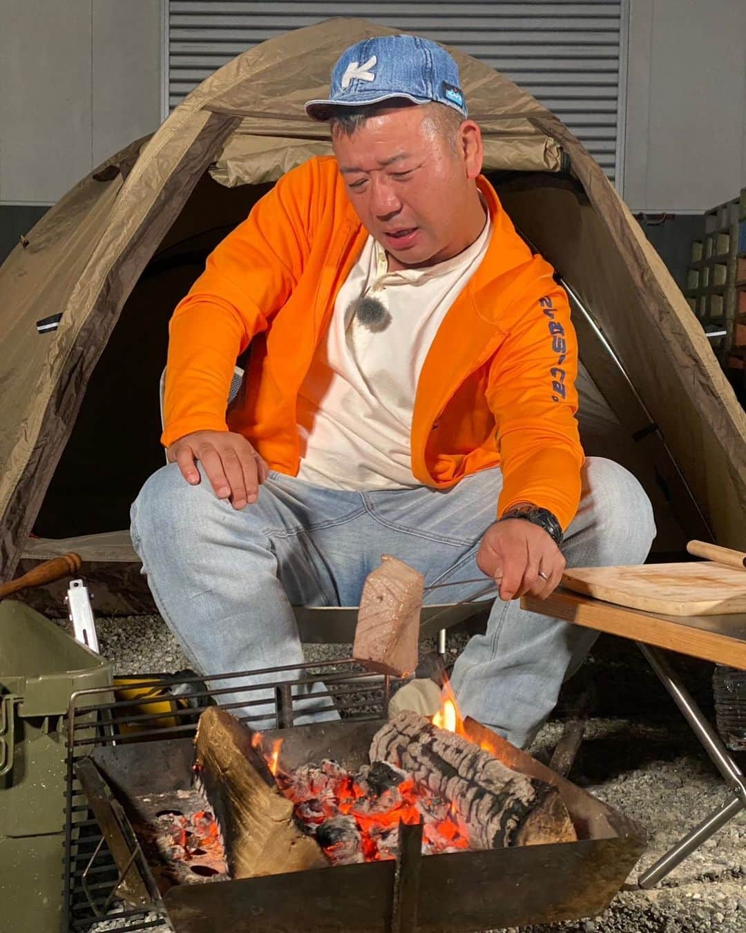 西村瑞樹（西村キャンプ場）のインスタグラム：「マグロ三昧ですっ🐟🔥  今週９日(土)の『#西村キャンプ場』は 五島キャンプ旅🏕  大トロと中トロを贅沢に焼き ＆生でいただくユッケ丼や、  NEWアイテム「簡単くん製器」を使い、 とろける中トロを炙ってスモークした 「マグロのくん製焼き」など、  ヨダレもののキャンプ飯が続々登場っ🤤🔥  #バイきんぐ西村 #バイきんぐ #西村瑞樹 #キャンプ #キャンプだホイ #camping #キャンプ飯 #キャンプ料理 #ソロキャンプ #旅行 #広島 #長崎 #五島列島 #マグロ」