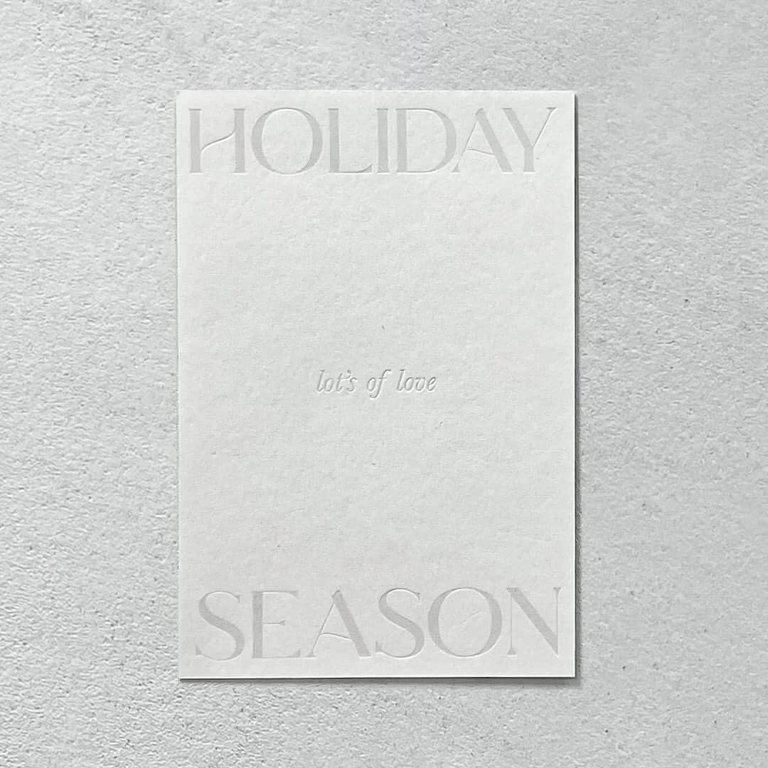 山中美智子さんのインスタグラム写真 - (山中美智子Instagram)「この時期が来ると、一気に年末感🎄🌟 HOLIDAY 限定ラッピング&カード🤍スタートしました🤍  今年は雪をイメージして真っ白に🫶🏾 このHOLIDAYカードの裏は、メッセージを書くスペースになっています✨  ホワイトに見え隠れするホワイト🤍 雪を踏んだみたいな白の世界❄️  私とリコ先生で仕上げたデザインです🫰🏽  大切な方へのプレゼントに是非ご利用ください🌟  @alexiastam_official」12月5日 17時59分 - alexiastam1988