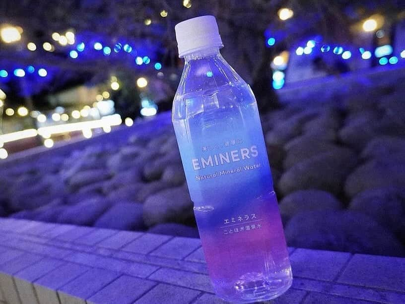 三好ユウさんのインスタグラム写真 - (三好ユウInstagram)「旅先でも家でも常にお水を飲んでいますが今回の旅のお供は  @eminers.official 🚄 ⁡ 鬼怒川温泉駅前のイルミネーションと共に〜✨♨️ ⁡ ⁡ 炭酸水素イオン高含有の天然温泉 EMINERS（エミネラス）は、日本人が最も好 む飲みやすい「軟水」となっていて、 飲みやすさとミネラルの豊富さをかね備えた 天然アルカリイオン温泉水です✨ ⁡ 「飲む美容温泉水」と言われているエミネラスは・・・ ・お肌のターンオーバー促進 ・疲労回復 ・抗酸化 ・高い保湿力などが、期待できるとの事🥰 ⁡  マイルドで飲みやすいのでおすすめ👍 個人的に品質の高いアルカリイオン水は 必要不可欠だと思っている為嬉しい商品。 （個人差はあるかと思います）  引き続き身体&美容に良いものや事を コツコツ続けたいと思います🥰 ⁡ ⁡  #PR#アルカリイオン水 #温泉水#アラフォー美容#美容好きな人と繋がりたい#アンチエイジング#美肌効果#ターンオーバー促進 #タビジョ#beauty#water #onsen」12月5日 18時08分 - yuu_5240