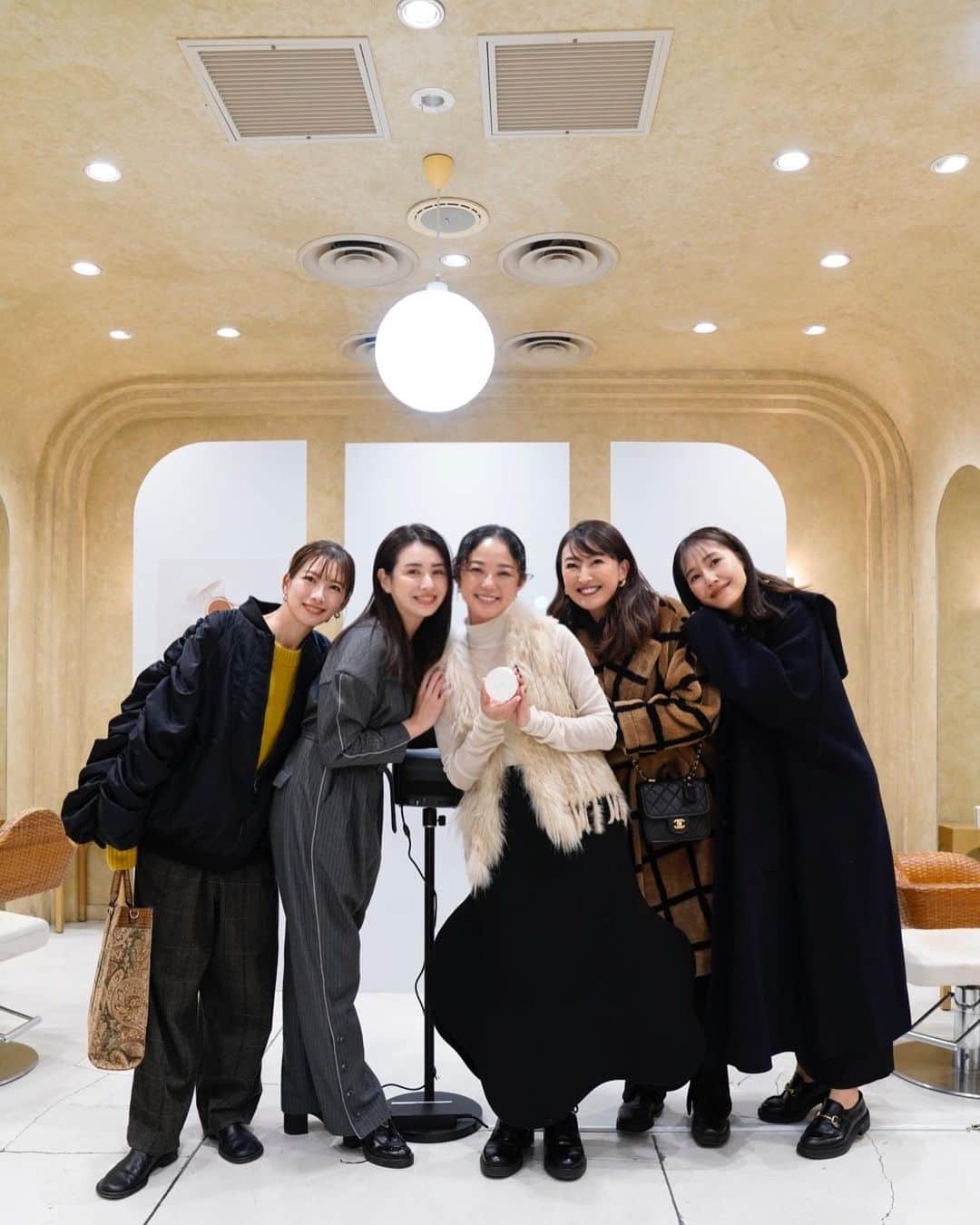 小澤名代さんのインスタグラム写真 - (小澤名代Instagram)「@onlyminerals 新作発表会  インスタライブで @kikku726 先生に新作を使ってウインターカラーメイクをしていただきました。  ☑︎ミネラルカラーズ アイシャドウ デュオ オレンジガーネット5番使用 ☑︎ ミネラルカラーズ リップセラム ウォームテラコッタ4番使用 　 乾燥しやすい目元に。 保湿バームにミネラルパウダーを重ねるることで、深みのあるドラマティックな印象に。  クリスマスシーズンはキラキラのアイシャドウを重ねたくなるので、目の下やポイントメイクで煌めきをプラスしてみては✨  新作のクッションファンデも薄づきなのにツヤが出て、お肌に優しい処方なので長時間メイクしてても安心。  今日はインスタライブの間にモデル時代のお友達にたくさん会えて嬉しかったです♡  #onlyminerals #onlyminerals #wintercolormake」12月5日 18時09分 - ozawanayo