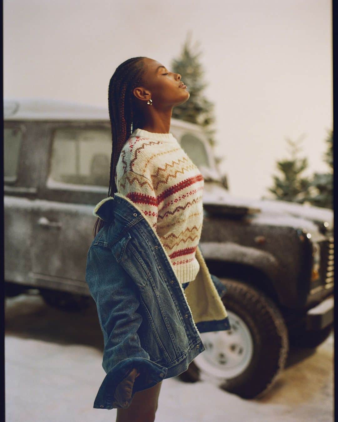 アメリカンイーグルさんのインスタグラム写真 - (アメリカンイーグルInstagram)「【冬のレイヤード アイデア💙】  楽しく重ねていきましょう！ 🎉   フェアアイル セーター 🥰 とデニムジャケットを組み合わせて、100点満点の冬ファッションを作りましょう 🚶🏻‍♂️  #アメリカンイーグル #americaneaglejp #AEJeans #アメリカンイーグルジーンズ #デニム #ジーンズ #AEコーデ」12月5日 18時02分 - americaneaglejp