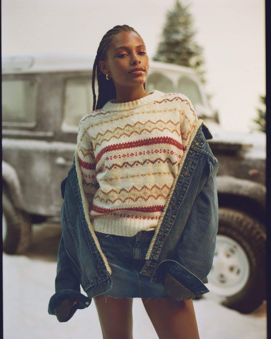 アメリカンイーグルさんのインスタグラム写真 - (アメリカンイーグルInstagram)「【冬のレイヤード アイデア💙】  楽しく重ねていきましょう！ 🎉   フェアアイル セーター 🥰 とデニムジャケットを組み合わせて、100点満点の冬ファッションを作りましょう 🚶🏻‍♂️  #アメリカンイーグル #americaneaglejp #AEJeans #アメリカンイーグルジーンズ #デニム #ジーンズ #AEコーデ」12月5日 18時02分 - americaneaglejp