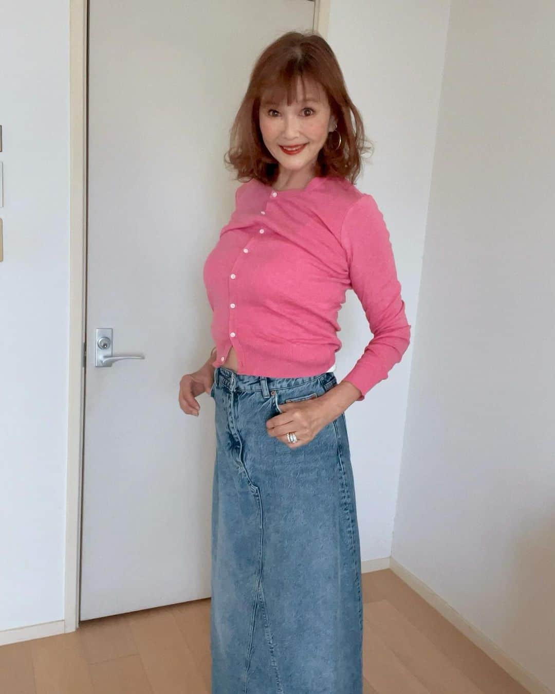 高見恭子さんのインスタグラム写真 - (高見恭子Instagram)「あなただけのカラーあなただけの咲きかたであなたの花、咲かせよう。  #fashion#fashionphoto  #lovefashion #fashionstyle  #pink #denimskirt  #denimlove  #lifeisbeautiful」12月5日 18時03分 - takami_kyoko
