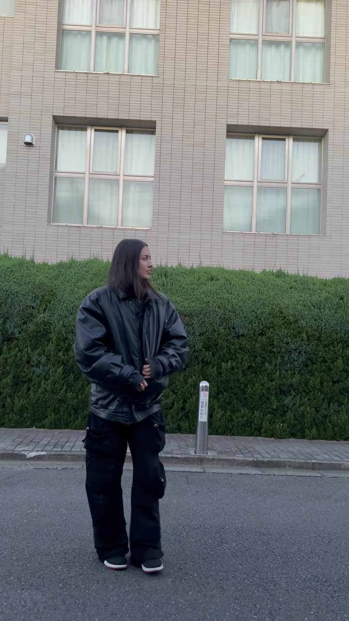 菊川リサのインスタグラム：「Drunk fit check😂 100%酔っ払ってるにも関わらず朝の5時にフィット確認する奴🗣️」