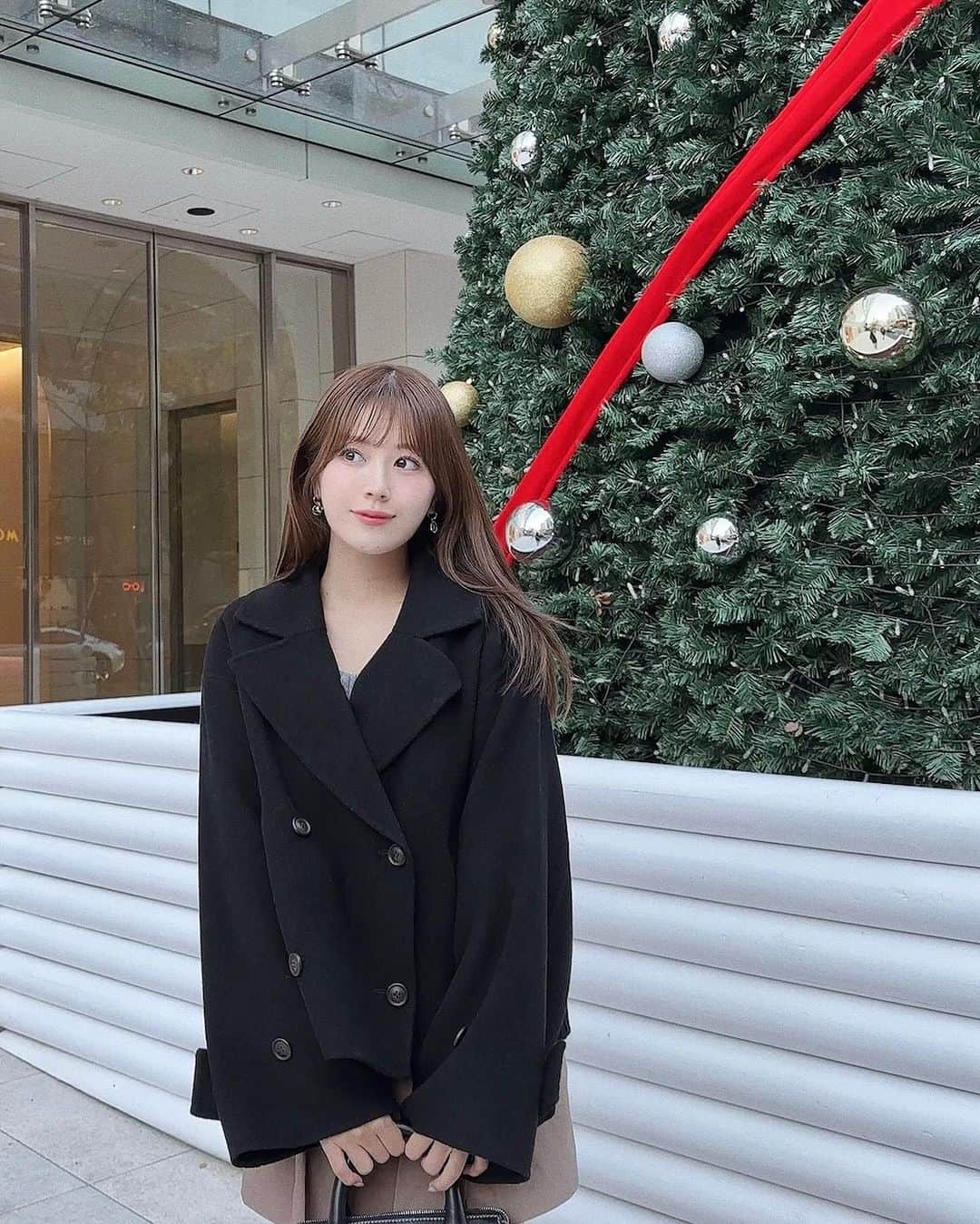 黒田莉来さんのインスタグラム写真 - (黒田莉来Instagram)「どんなコーデにも合わせやすい @snidel_official  のコート🖤🖤  すっきりとしたシルエットなので、 骨格ウェーブさんとてもおすすめです…！✔︎  そして先日、 SNIDELの限定ホリデーイベントへ足を運びました♡  ラメやファーを使ったアイテムがあり ホリデーが楽しみに…🎅🏻💞  popup限定のカップケーキも たまらなく可愛かったな🧁❄︎  #PR #SNIDEL #スナイデル #23WinterSNIDEL #snowmagicholiday #POPUP」12月5日 18時04分 - kuroda_tomatochan
