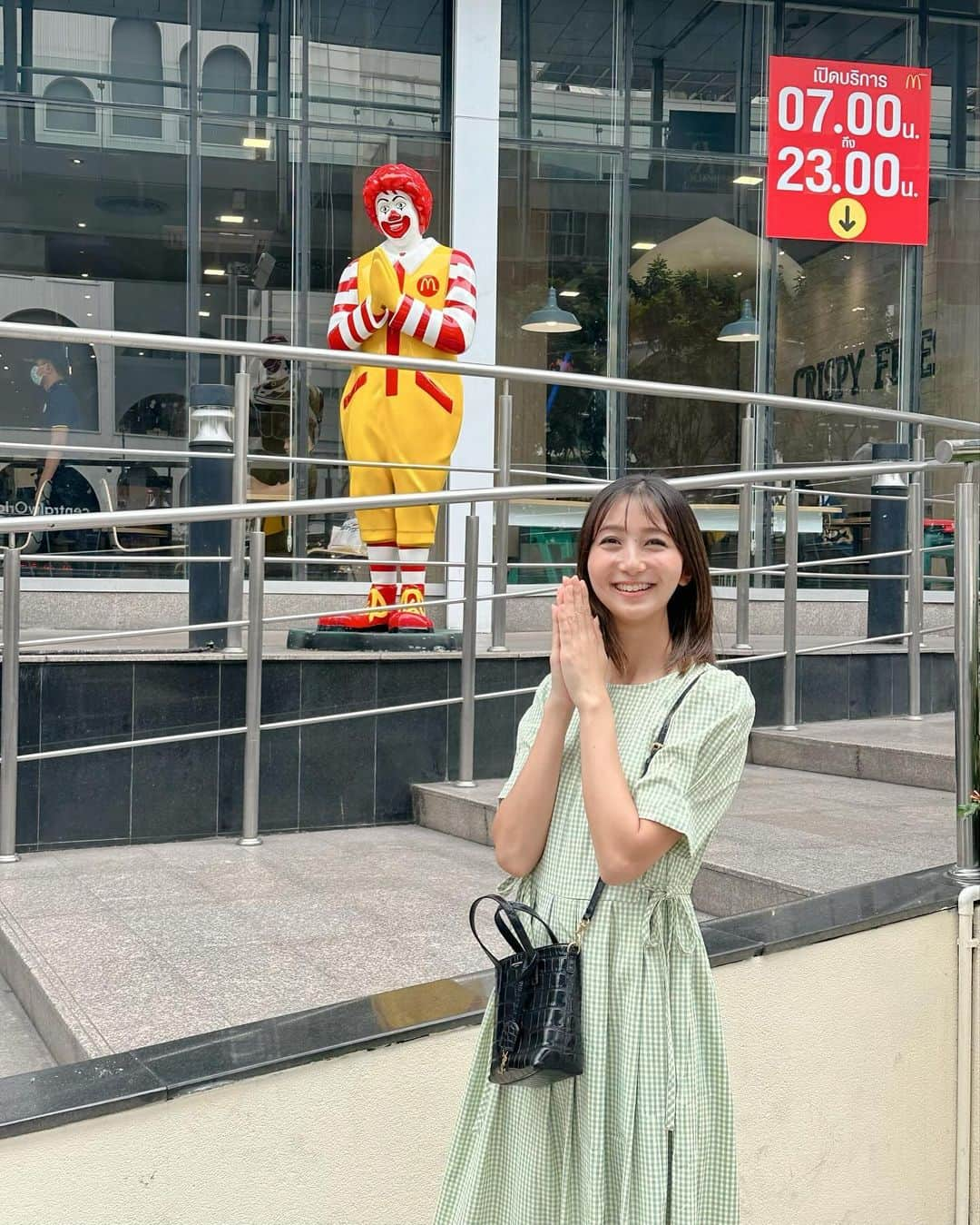 近藤夏子さんのインスタグラム写真 - (近藤夏子Instagram)「.   旅行は、ワンピース一択！！ 　 シワにならず、コーデを考えなくていいワンピが楽ちんです✨  ちょこちょこ旅行日記更新します。 お付き合いくださいませ。 　  . #タイ旅行 #母娘旅行 #夏休み #旅行コーデ #かこの私服だよ」12月5日 18時06分 - kondokako0804