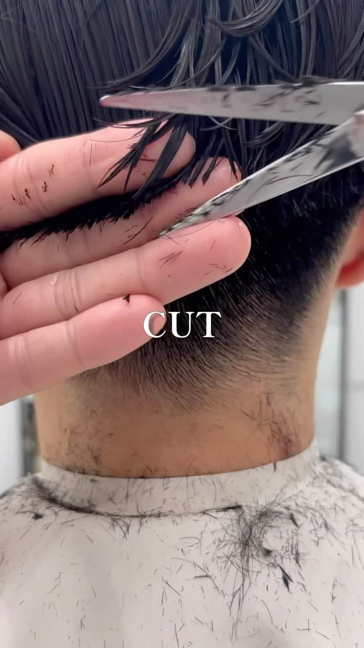 Seiichiro Kawakamiのインスタグラム：「CUT🫶 . ➖➖➖➖➖➖➖➖➖➖➖➖➖➖ . 《《　ご予約　》》 【平日】10時～20時 〜【Price】〜 カット_6800円 カラー_8800円 カット＋カラー_12000円 カット＋ダブルカラー_21000円 カット＋3Dハイライト_21000円 カット＋パーマ_13000円 カット＋縮毛矯正_21000円 髪質改善トリートメント_8800円 . ➖➖➖➖➖➖➖➖➖➖➖➖➖➖ . #cut #bob #カット動画 #切 #銀座美容室」