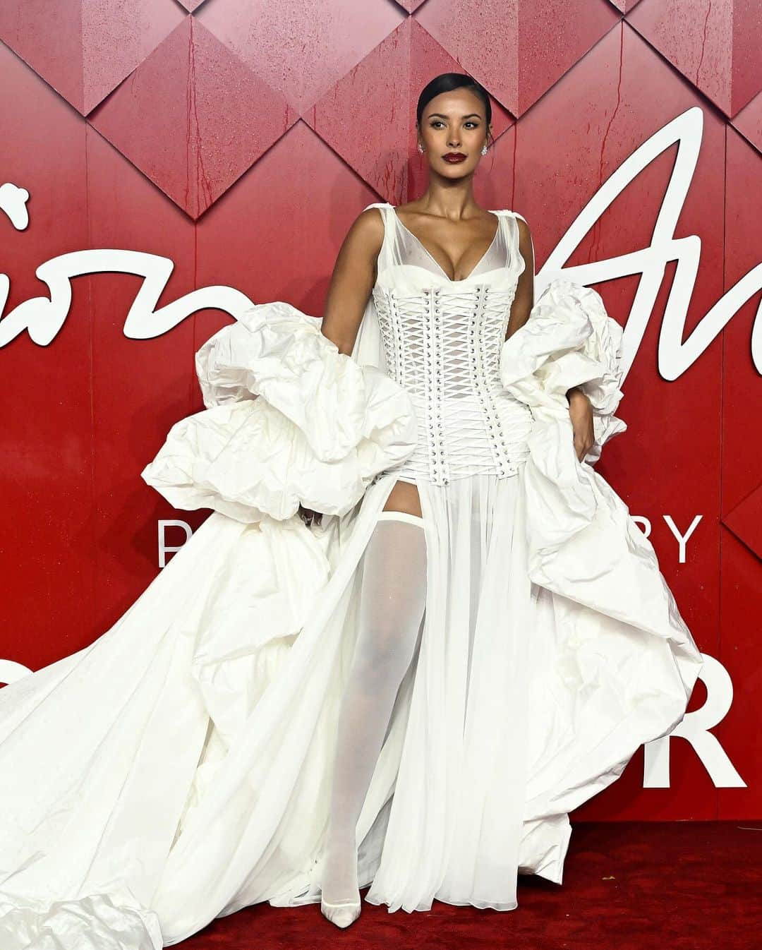 Fashion Weekさんのインスタグラム写真 - (Fashion WeekInstagram)「Stunning 🖤 #AwengChuol, #MayaJama, #KristenMcMenamy, and more dazzled on the red carpet at last night's #BritishFashionAwards. See tags for the designer of each look.  #AwengChuol styled by @mickaelcarpin.  #MayaJama hair by @patrickwilson. #KristenMcmenamy styled by @karenclarkson, makeup by @francescabrazzo. #AnneHathaway makeup by #EmmaLovell. #GwynethPaltrow styled by @elizabethsaltzman, hair by @dayaruci, makeup by #EmmaLovell. #CharliXCX styled by @chrishoran20. #LetitiaWright styled by @shionat, hair by @stefanbertin, makeup by @kennethsohmakeup. #TWGArtists」12月6日 5時05分 - fashionweek