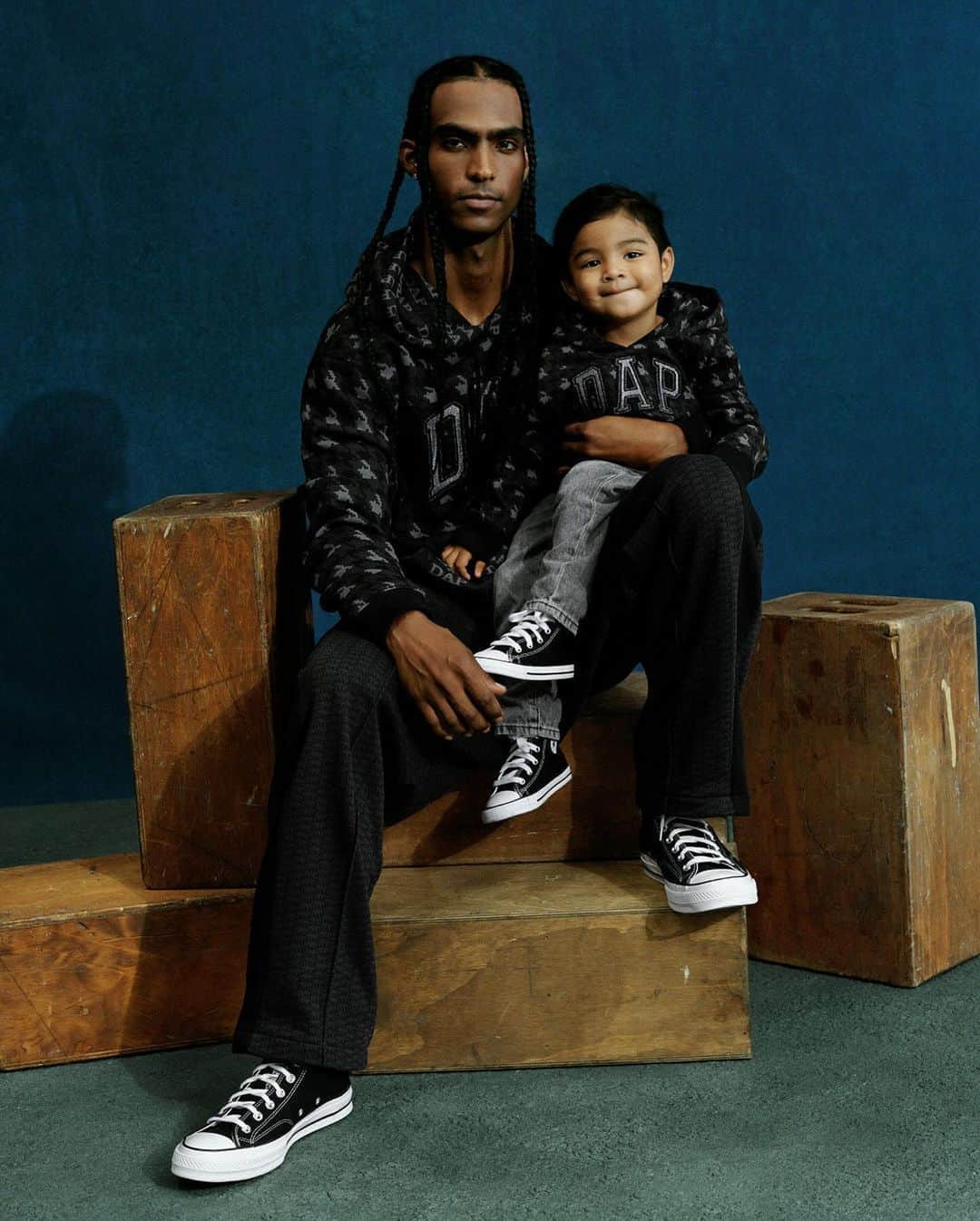 GapKidsさんのインスタグラム写真 - (GapKidsInstagram)「Alberth Johnson with son Adonis for DAP × GAP.   Available for the first time in kids' sizes. Shot by Joshua Kissi.  Link in bio to explore the full DAP × GAP collection.」12月6日 5時05分 - gapkids