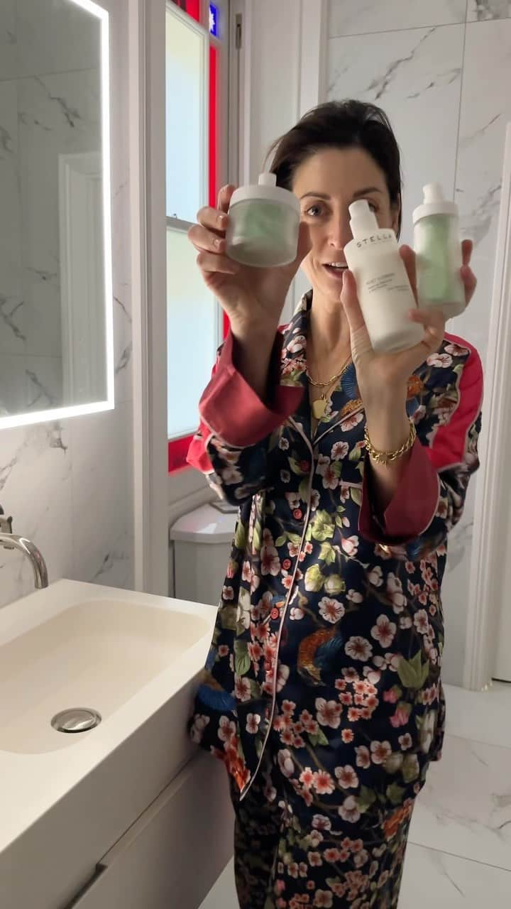 メアリー・マッカートニーのインスタグラム：「My morning cleansing routine using my little sister @stellamccartney new skin care products. Wearing my favourite @we_are_hah pjs, beautifully designed and made from sustainable materials x Mary」