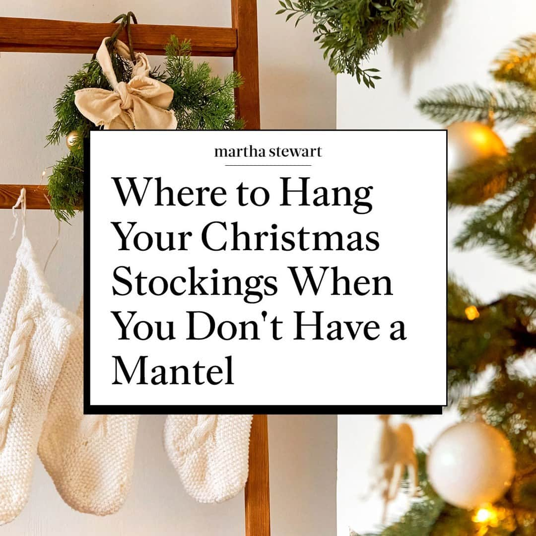 マーサ・スチュワートのインスタグラム：「No mantel? No problem. While stockings are typically hung above a fireplace, not everyone has the luxury of having a hearth in their home. But you don’t need a mantel to create a lovely display. Interior designers weighed in on some brilliant alternatives for exhibiting this year’s Christmas stockings—no mantel required. Head to the link in our bio to see our reimagined ideas for hanging stockings.」