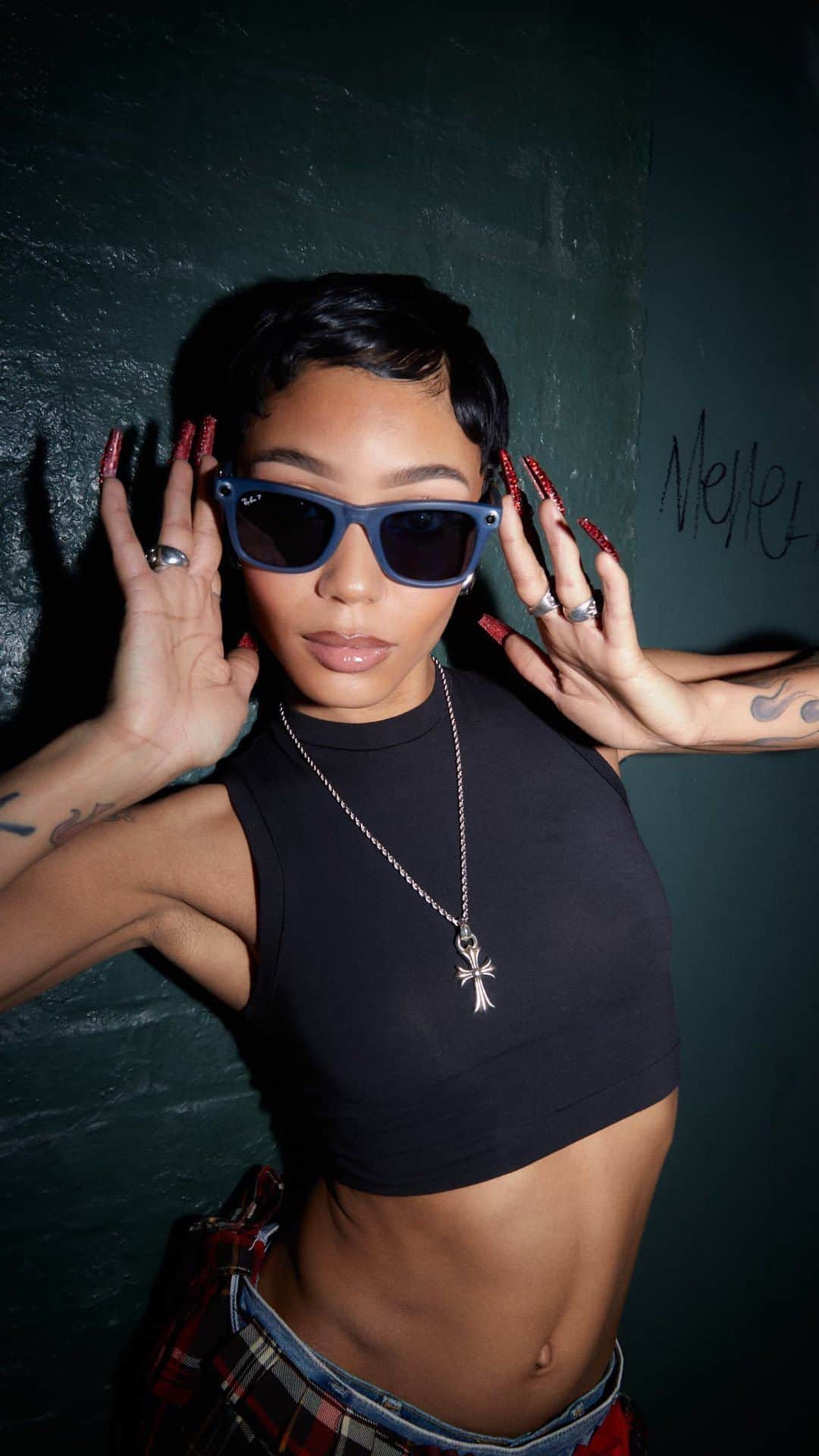 レイバンのインスタグラム：「I got tatted! Want to see what I got? Watch it all go down through my eyes Of thanks to the @raybanmeta glasses. Shoutout @rayban @raybanmeta for making this thing happen! 🕶️」