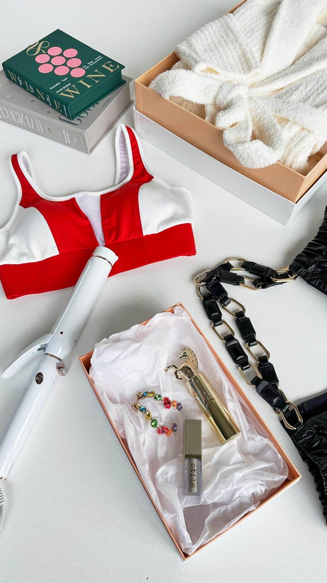 Shopbopのインスタグラム：「THE GIFT OF STYLE: From impossibly plush robes to the viral Tabis heard round TikTok, here’s how to pick the perfect present for any & every personality (pro tip: order by 12/6 to get ‘em in time for Hanukkah)—shop via link in bio 🛍️」
