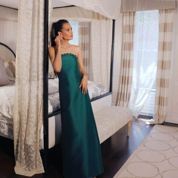 サッチン+バビのインスタグラム：「Meet Preston, our column gown with an embellished trim in the most brilliant shade of emerald. Holiday dressing just got a lot more fabulous.」