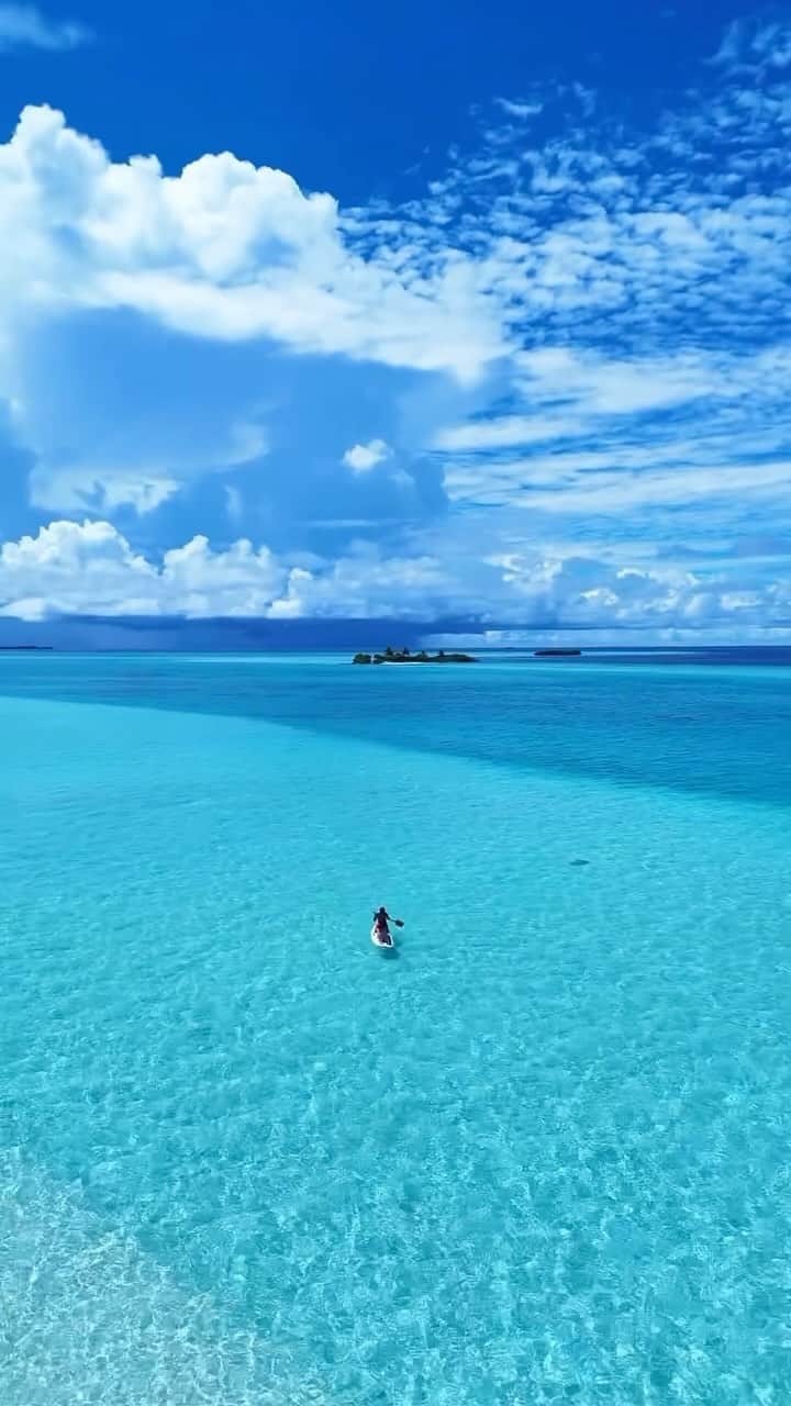 Maldivesのインスタグラム：「Escape to paradise! Immerse yourself in the breathtaking beauty of the Maldives crystal clear blue lagoons. Your dream beach vacation awaits!  Start planning your vacation today; contact us at @nichegetaways  Video @faroo_.__   #islandescape #beachbliss #oceandreams #tropicalgetaway #bluelagoonparadise #traveltoparadise #ultimatebeachvacay #sunsandsea #islandlifevibes #turquoisewaters #travelmore #wanderlust #beachlife #paradisefound #bucketlistvacation #summergetaway #sunnyweather #blue」