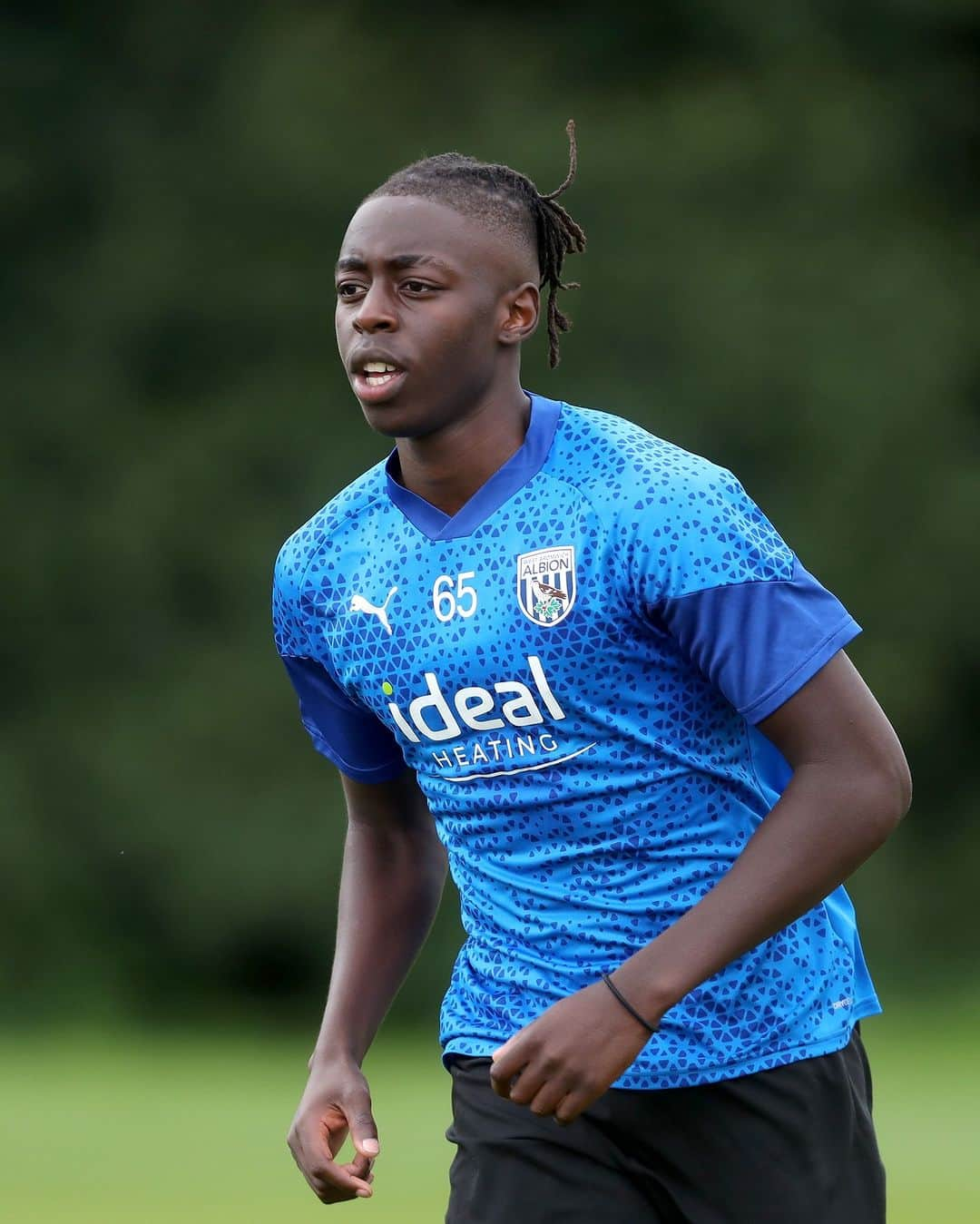 ウェスト・ブロムウィッチ・アルビオンFCのインスタグラム：「𝐔𝐩 𝐟𝐨𝐫 𝐭𝐡𝐞 𝐜𝐮𝐩! 🏆  Our youngsters take on AFC Bournemouth in the third round of the FA Youth Cup at The Hawthorns this week! 🏡  Take a look at their preparations here! 🎥」