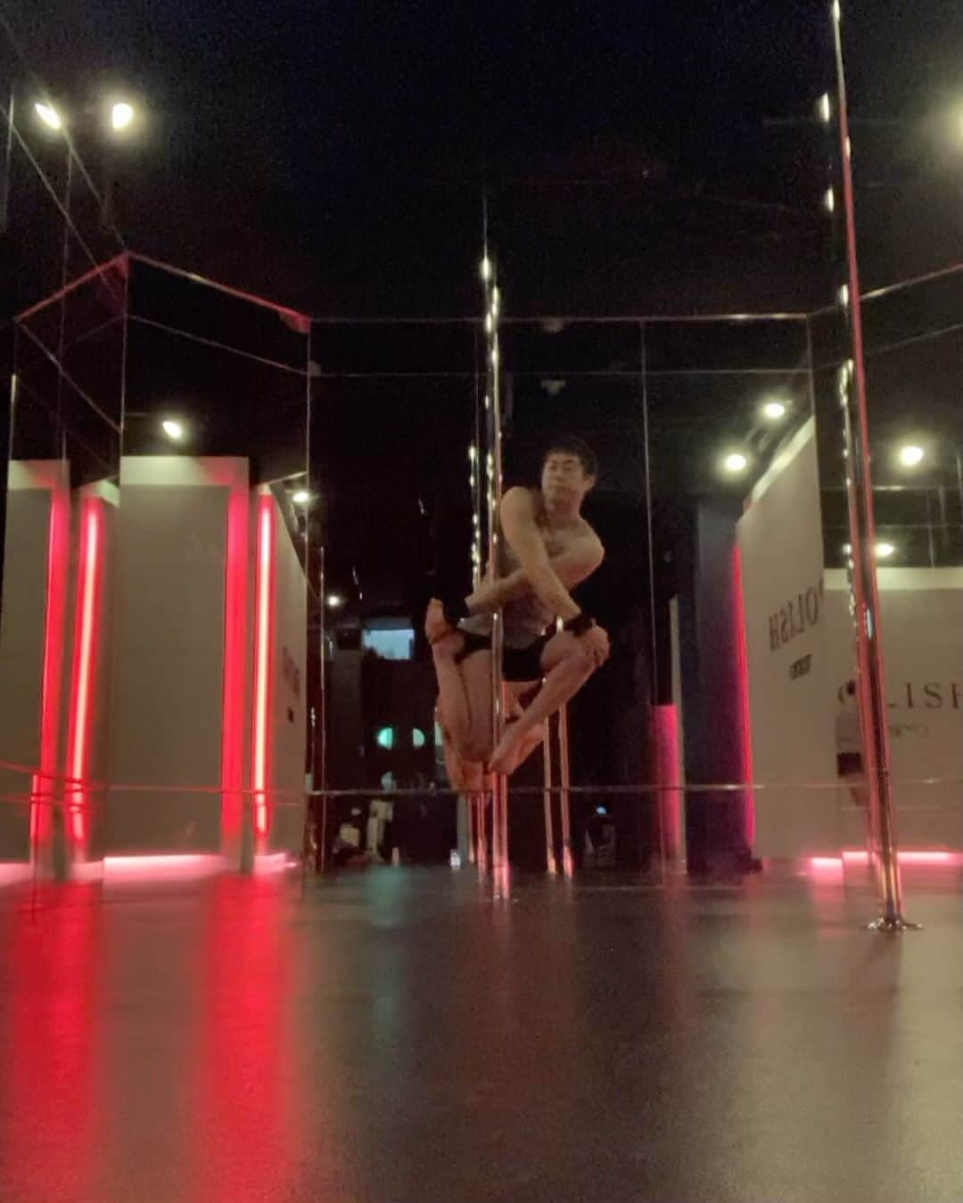 NISHIOのインスタグラム：「Inspired by @greshilovevgeny 🙏✨ . . . . . #dance #dancer #performance #performer #polemove #pdspincombo #poledancemotivation #polelove #spinning #pdpose #pdtrick #noa #pop #japan #japanese #tokyo #東京 #roppongi #六本木 #polish #ポールダンス #poledance #ダンス #トレーニング #ポールダンサー #ポールダンス初心者 #carnival #burlesque #cabaret」