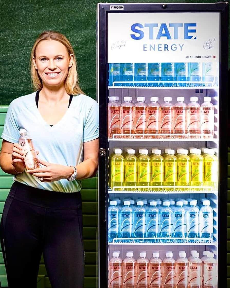 CarolineWozniackiさんのインスタグラム写真 - (CarolineWozniackiInstagram)「In 2017 I decided to join @chriseriksen8 at STATE. A new start-up from Denmark creating such amazing functional beverages to help improve longer lasting energy. Today we are spreading the energy across 12 countries and 9000 stores and are growing rapidly.   We hope you like them just as much as we do. Let’s go!」12月6日 4時08分 - carowozniacki