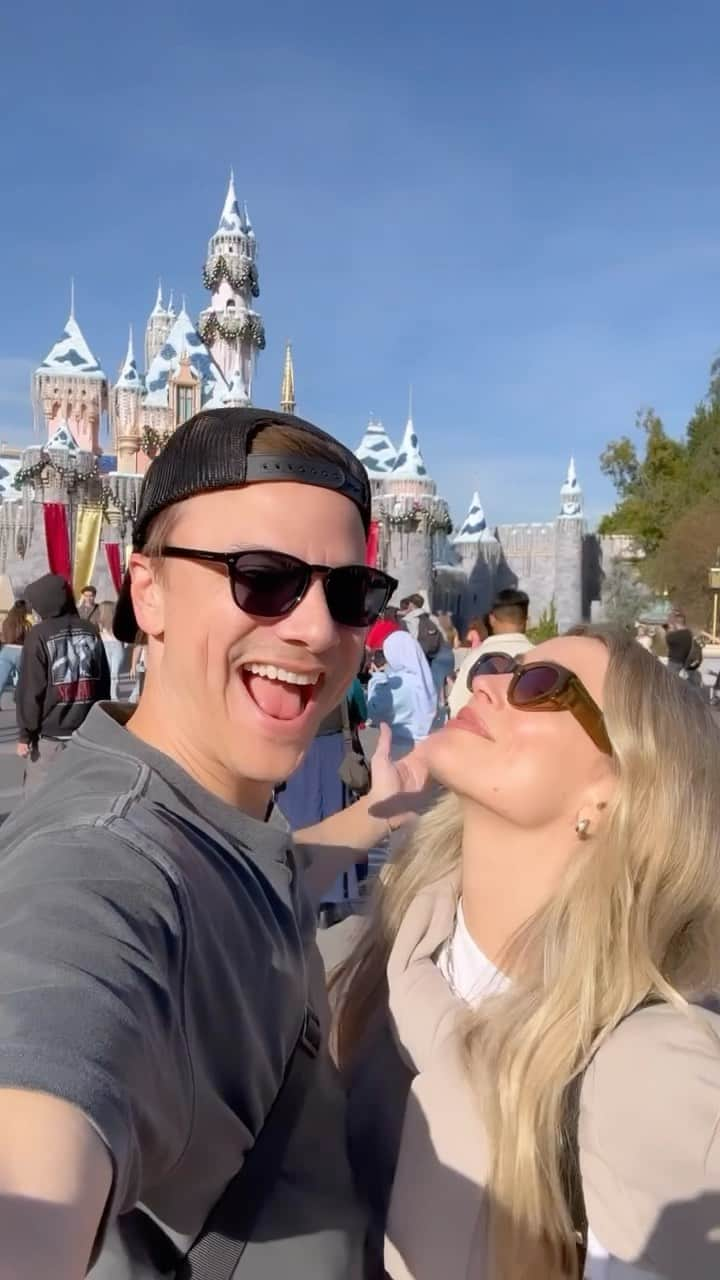 アリエル・ヴァンデンバーグのインスタグラム：「Disneyland but make it one minute. 🥹」