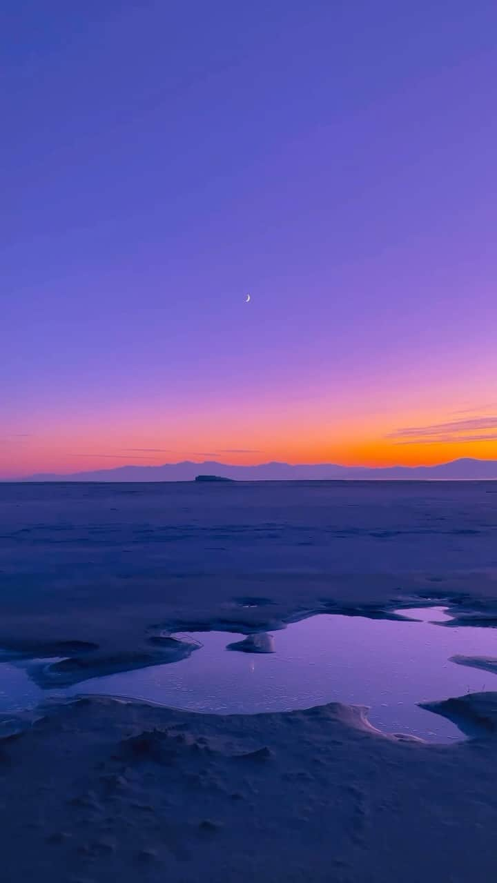 Discover Earthのインスタグラム：「What a combo ! 🌅🌙 When the moon meets a sunset the result is truly magical. It’s like witnessing two natural wonders coming together in perfect harmony.  📍 Utah, USA  🇺🇸 #DiscoverUSA with wyyyyaaatt」