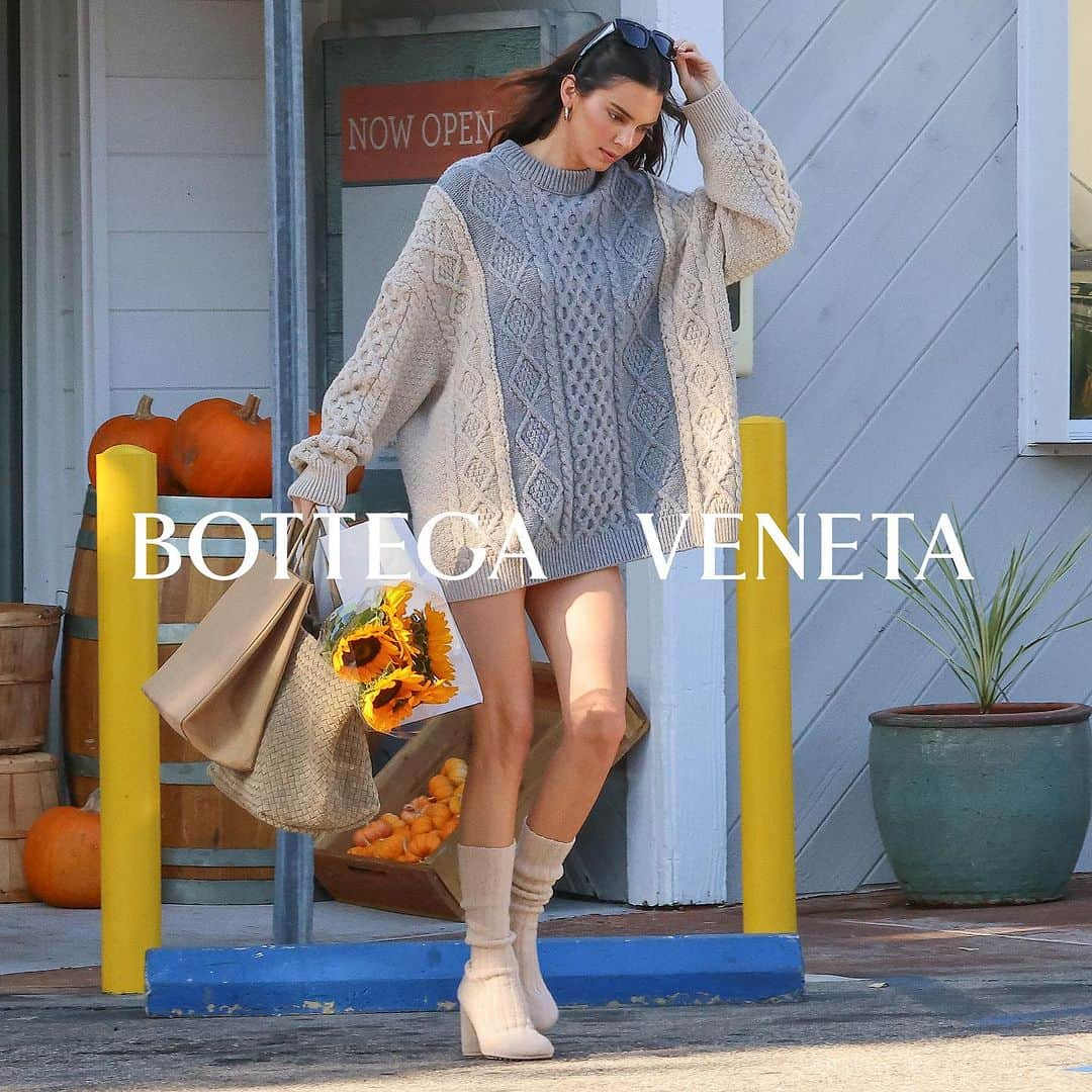 ELLE Polandさんのインスタグラム写真 - (ELLE PolandInstagram)「Kendall Jenner w kampanii Bottegi Venety pre-spring 2024 w stylu paparazzi📸   #bottegaveneta #kendalljenner」12月6日 16時30分 - ellepolska