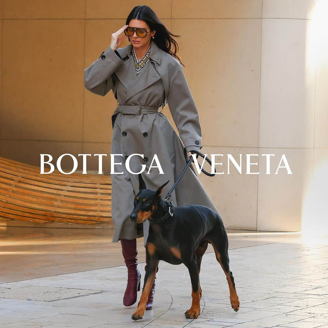 ELLE Polandさんのインスタグラム写真 - (ELLE PolandInstagram)「Kendall Jenner w kampanii Bottegi Venety pre-spring 2024 w stylu paparazzi📸   #bottegaveneta #kendalljenner」12月6日 16時30分 - ellepolska