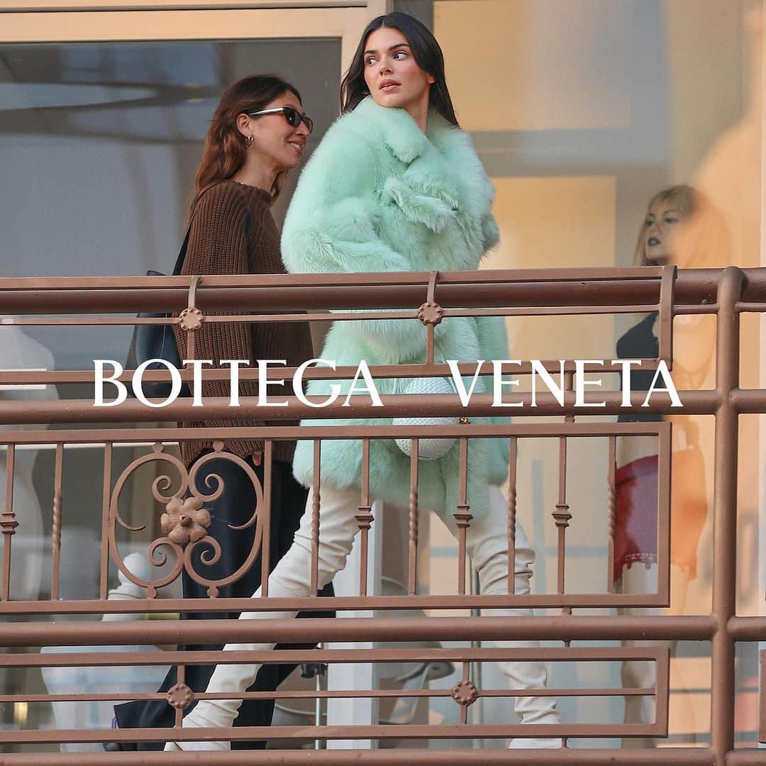 ELLE Polandさんのインスタグラム写真 - (ELLE PolandInstagram)「Kendall Jenner w kampanii Bottegi Venety pre-spring 2024 w stylu paparazzi📸   #bottegaveneta #kendalljenner」12月6日 16時30分 - ellepolska