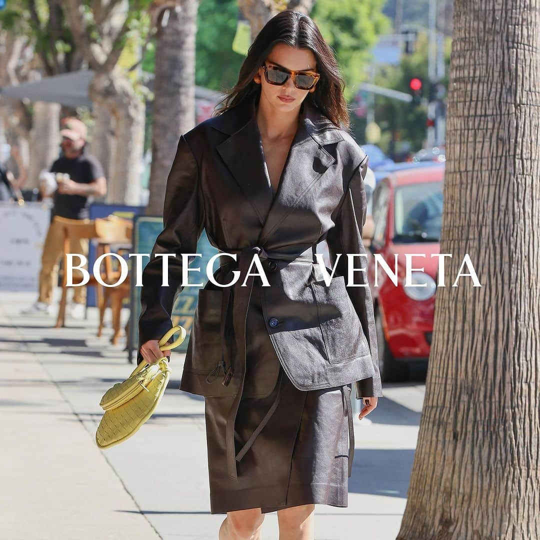 ELLE Polandさんのインスタグラム写真 - (ELLE PolandInstagram)「Kendall Jenner w kampanii Bottegi Venety pre-spring 2024 w stylu paparazzi📸   #bottegaveneta #kendalljenner」12月6日 16時30分 - ellepolska