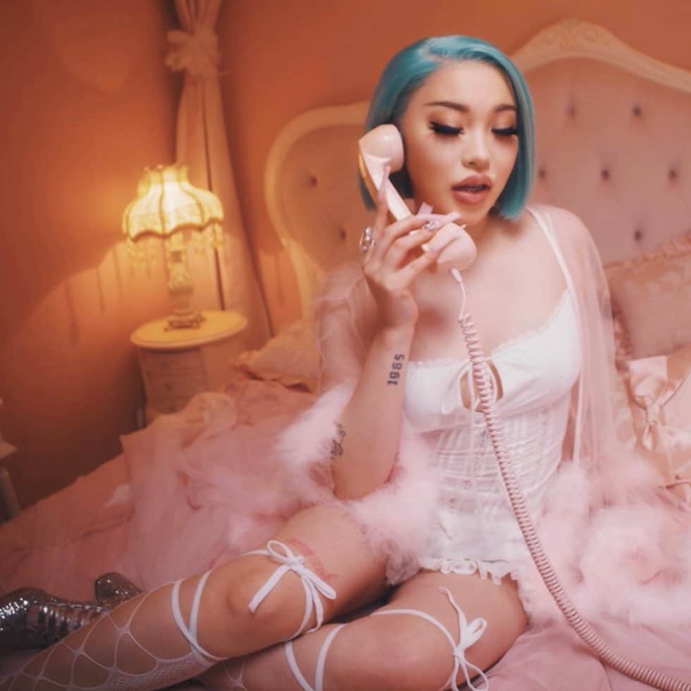 Elle Teresaのインスタグラム：「"dorobo" out now🧸📝」