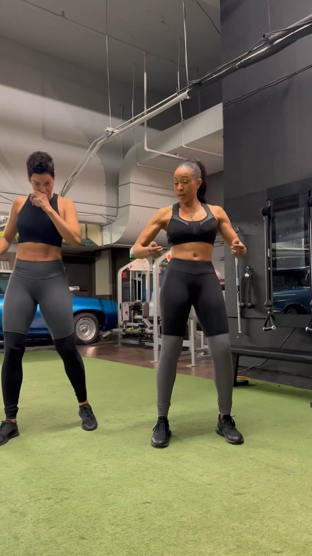 ニコール・ミッチェル・マーフィーのインスタグラム：「Check out this standup ab routine that definitely gets your heart rate up.   Follow my trainer @latrealmitchell   #fitandfifty  #fitover40  #healthy #stayfit #50andfit #workout #ab #abs  #body #lifestlye  #fitnessmotivation #motivation」