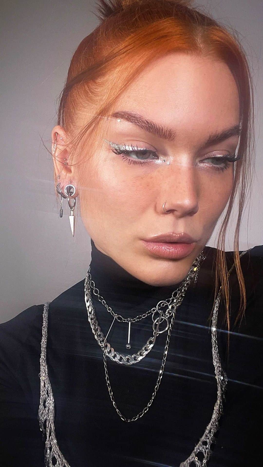 Linda Hallbergのインスタグラム：「GRWM to go to a @voguescandinavia & @tiffanyandco event. Going all silver 🩶」