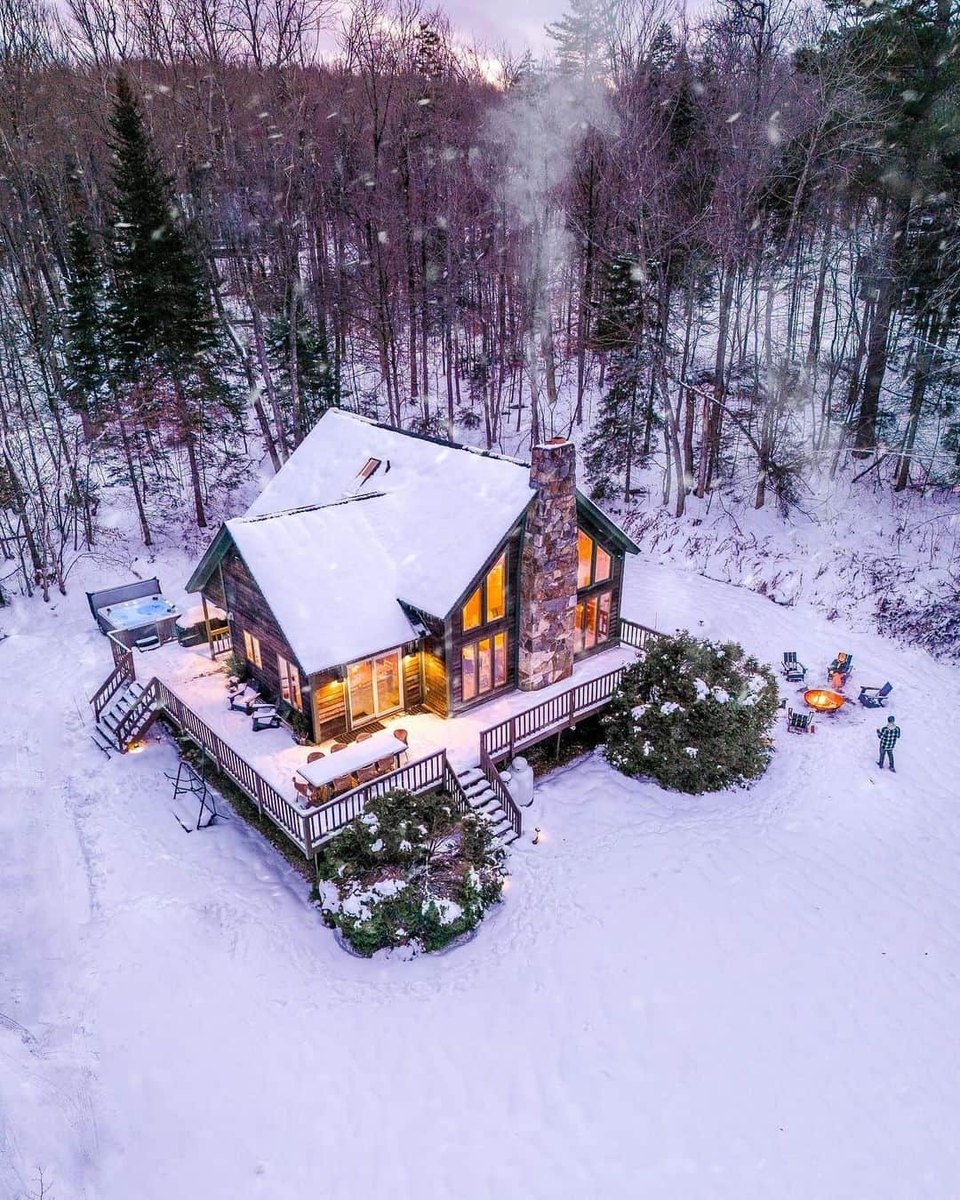 Travel + Leisureのインスタグラム：「Photo by @dirtandglass ❄️ What winter dreams are made of. ✨ Who would you want to cozy up here with? ☃️」