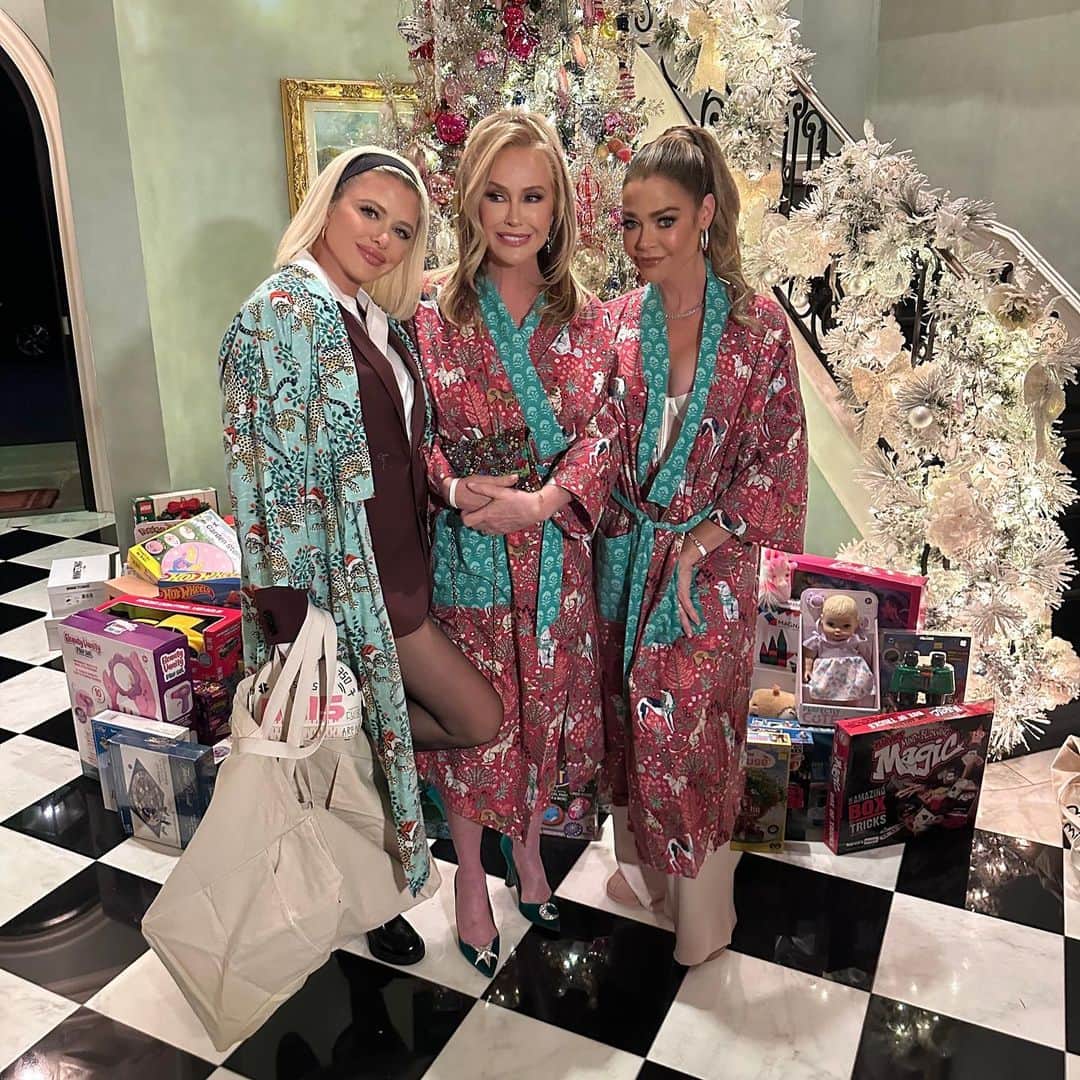 デニス・リチャーズのインスタグラム：「Best time last night at @kathyhilton Holiday PJ party with @printfresh ! Thank you for the best time!」