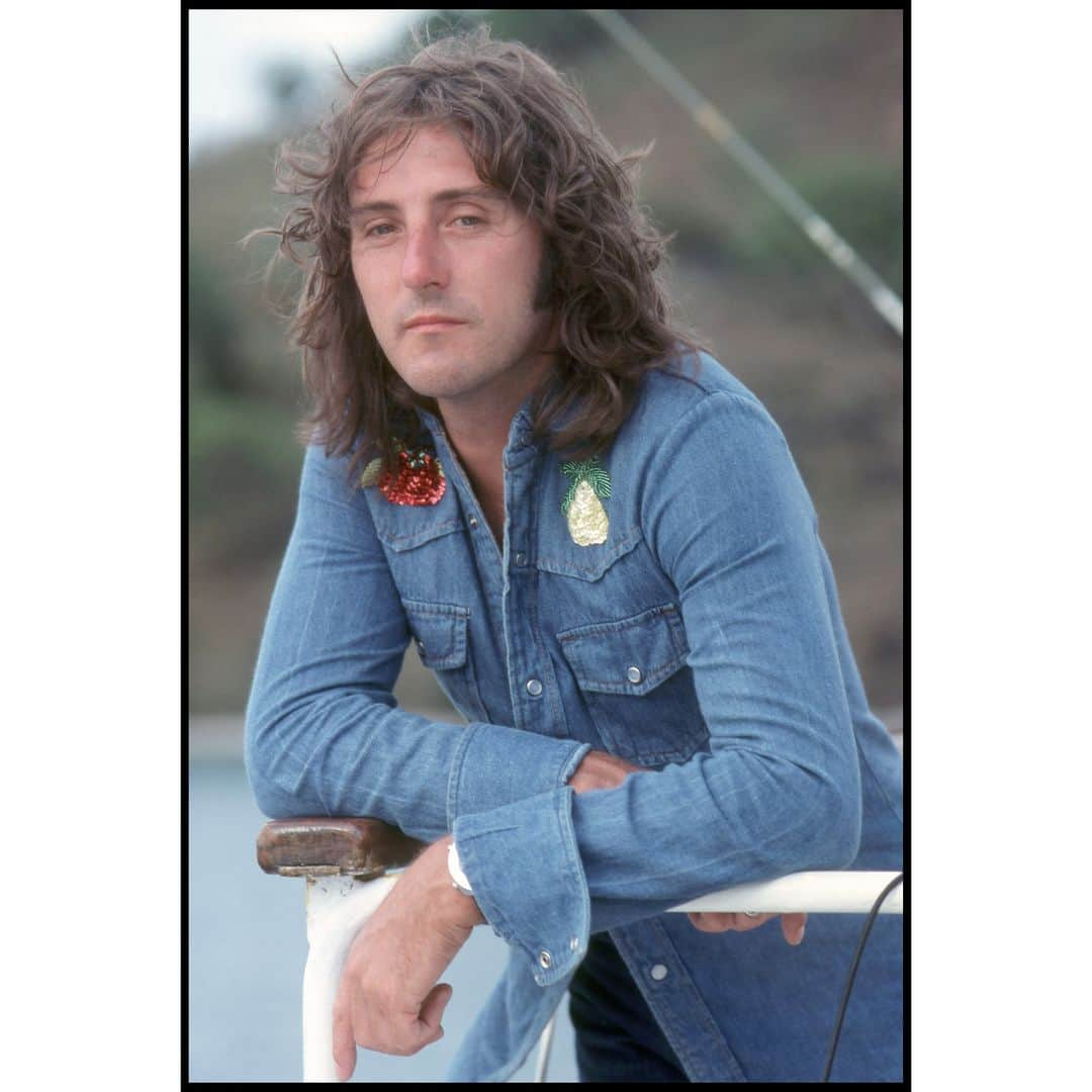 ポール・マッカートニーのインスタグラム：「I am very saddened to hear that my ex-bandmate, Denny Laine, has died.    I have many fond memories of my time with Denny: from the early days when The Beatles toured with the Moody Blues. Our two bands had a lot of respect for each other and a lot of fun together. Denny joined Wings at the outset. He was an outstanding vocalist and guitar player. His most famous performance is probably ‘Go Now’ an old Bessie Banks song which he would sing brilliantly. He and I wrote some songs together the most successful being ‘Mull of Kintyre’ which was a big hit in the Seventies. We had drifted apart but in recent years managed to reestablish our friendship and share memories of our times together.   Denny was a great talent with a fine sense of humour and was always ready to help other people. He will be missed by all his fans and remembered with great fondness by his friends. I send my condolences and best wishes to his wife, Elizabeth and family.   Peace and love Denny. It was a pleasure to know you. We are all going to miss you.   Love,   Paul  📷 by Henry Diltz and Linda McCartney」