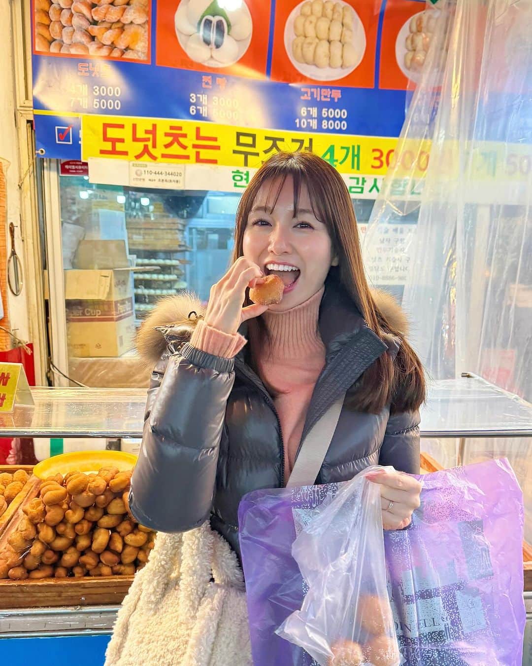 松中みなみのインスタグラム：「屋台！✨揚げもちっ？ あんこ入ってて砂糖ぶりぶりにまぶしててマシソヨ〜🩷🩷🩷」