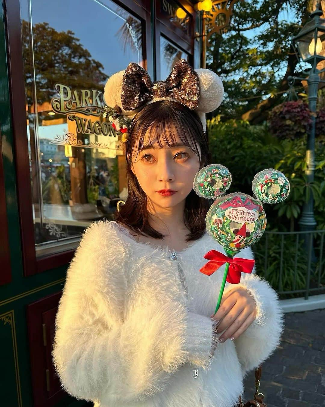 横田亜美のインスタグラム：「. ディズニーでのあれこれ📷 . 髪の毛切っちゃったので またおだんご出来るくらいに 伸ばします〜✂︎💭 💕 . 髪色はチョコブラウン🍫 暗めにしてお気に入り◎ 担当は安定の @suu.suu.sun 💐 . . . #ディズニーランド #東京ディズニーランド #東京ディズニーリゾート #クリスマス #クリスマスディズニー #クリスマスコーデ #お揃い #リンクコーデ #デート #デートコーデ #ディズニーカチューシャ #リルリンリン #ヘアスタイル #ミディアムヘア #ヘアカラー #ヘアカット #tdl #tokyodisneyland #tokyodisneyresort #disneychristmas」