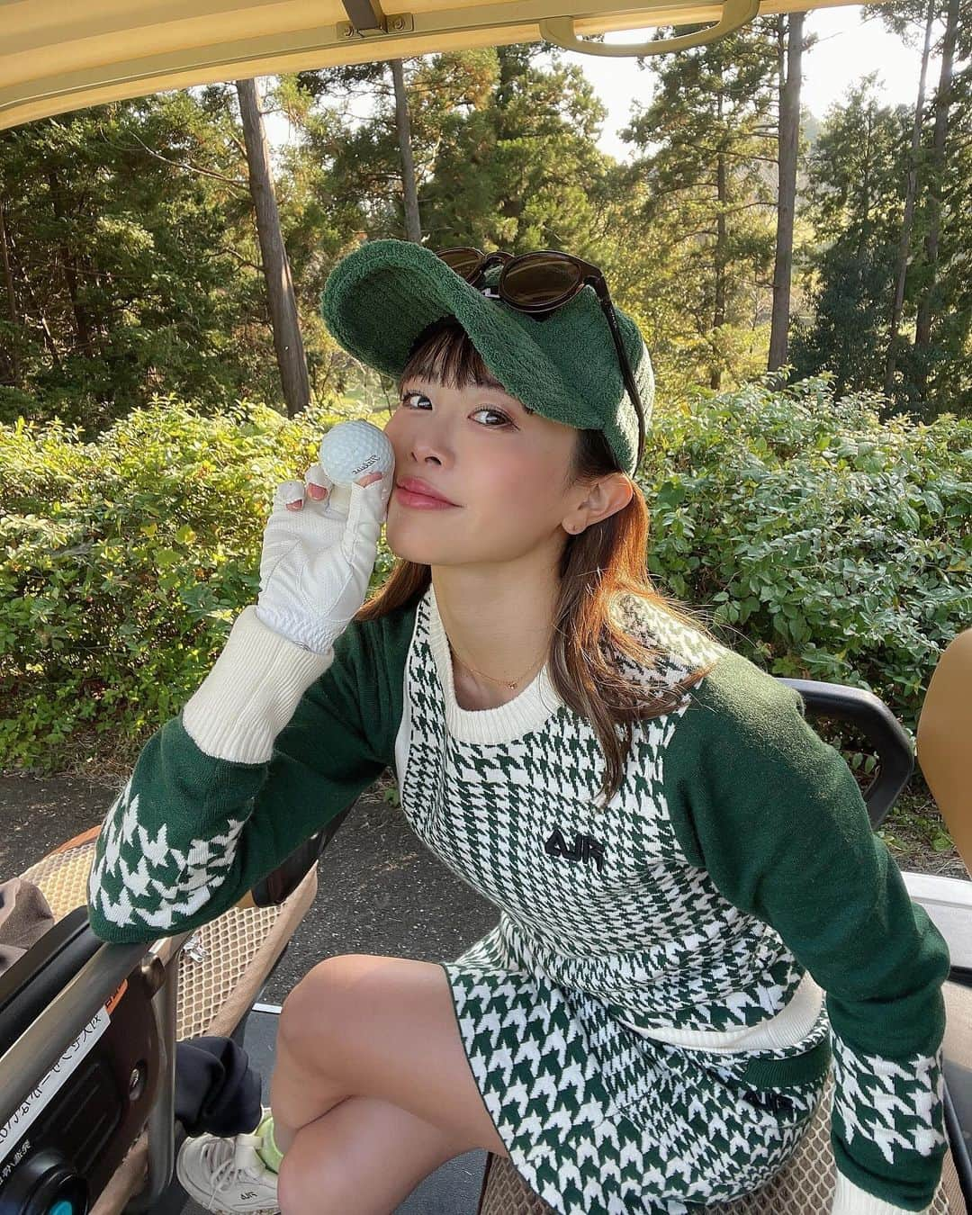 YUKAのインスタグラム：「この日は頭から靴まで @filagolf_jp の日💚👚🧢👟 緑のウェア見つけたら手に入れてしまう🤣 ⁡ #カレドニアンゴルフクラブ  池越え〜✌️ ⁡ 明日はみなみのコンペに参加します☺️💛 楽しみだっ⛳️ ⁡ #pr#ゴルフ好き #ゴルフ #ゴルフラウンド #ゴルフ女子 #ゴルフ上手くなりたい #ゴルフスイング #ゴルフスイング動画 #ゴルフコーデ #ゴルフ男子 #ゴルフ好きな人と繋がりたい #ゴルフバカ #ゴルフ好きな人と仲良くなりたい #ゴルフウェア #おしゃれさんと繋がりたい #お洒落 #スポーツ好き#フィラゴルフ #filagolf #golf #vg_fashion #golfstagram #golfwear #golfgirl #golfswing #골프여자#골프스타그램 #골프 #골프웨어」