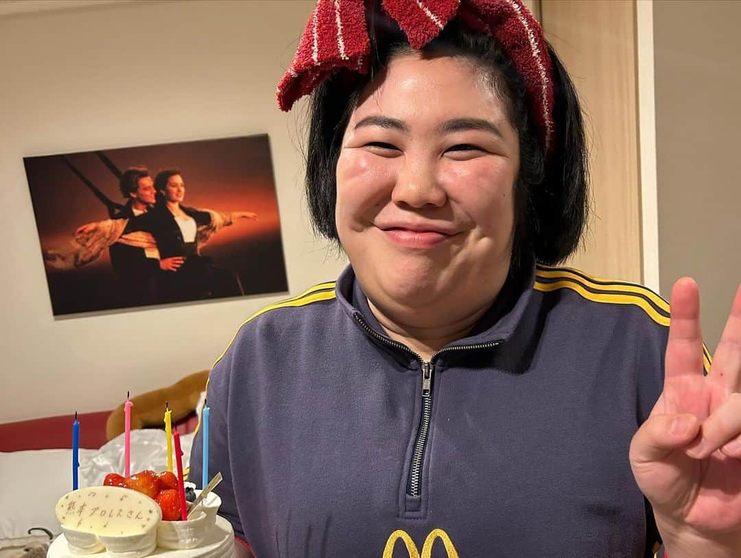 はるさんのインスタグラム写真 - (はるInstagram)「先日の熊元プロレスさん誕生日会 誕生日の主役やのにえぐご馳走作ってくださった、、、 全部美味しすぎて後輩達大喜び！！！！！！！！！ 後半のスマブラで大ちゃんさんがコントローラー独り占めしてたなぁ 熊元さんいつもありがとございます！！！！」12月5日 19時58分 - elf_haru616