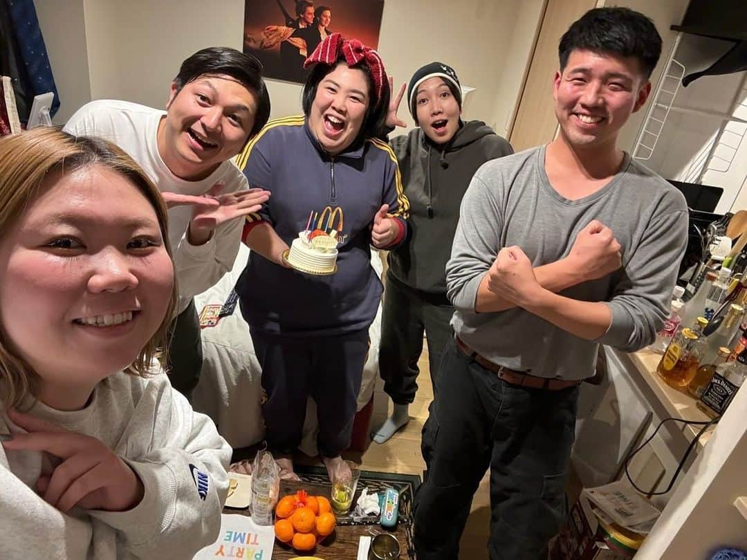 はるのインスタグラム：「先日の熊元プロレスさん誕生日会 誕生日の主役やのにえぐご馳走作ってくださった、、、 全部美味しすぎて後輩達大喜び！！！！！！！！！ 後半のスマブラで大ちゃんさんがコントローラー独り占めしてたなぁ 熊元さんいつもありがとございます！！！！」