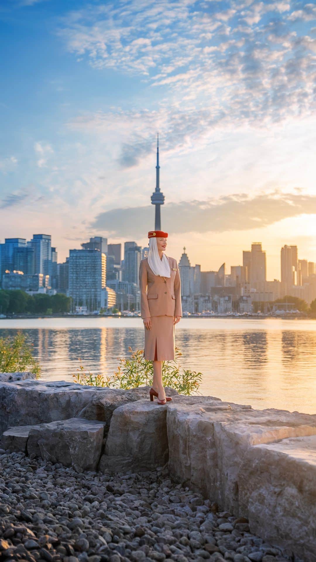 エミレーツ航空のインスタグラム：「From its vibrant streets to the iconic skyline, there’s something ‘eh-mazing’ about Toronto. 🇨🇦 🍁   #Emirates #FlyBetter」