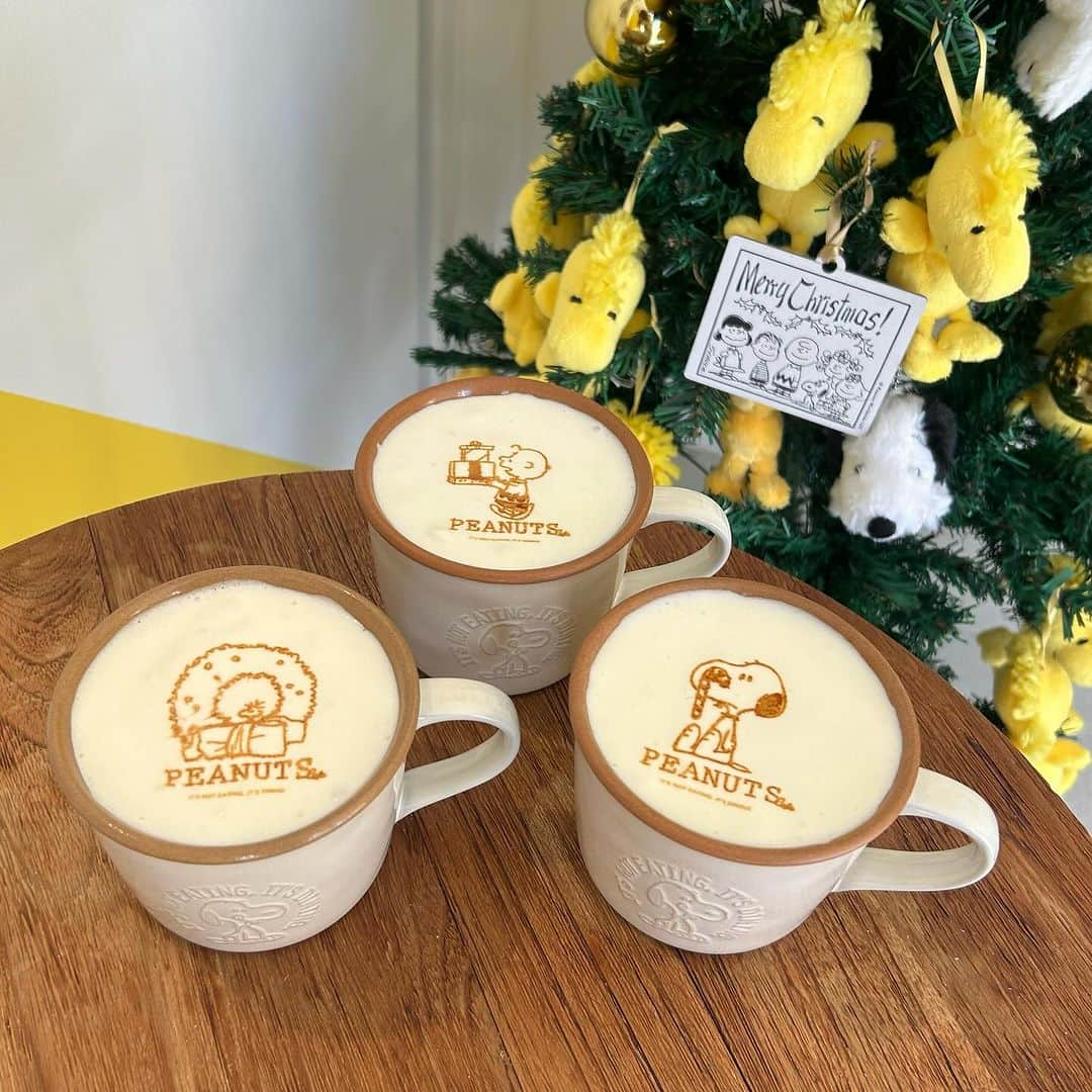 ピーナッツ カフェのインスタグラム：「limited menu | PEANUTS Cafe 中目黒 ⁡ \ HAPPY HOLIDAYS！ / “期間限定”クリスマスデザインのラテアートが登場！ ⁡ スヌーピーと仲間たちの3種類のラテアートがお楽しみいただけます。  ——————— ▶SHOP INFO 〒153-0042 東京都目黒区青葉台2-16-7 ⁡ 月～木・日・祝  OPEN/10:00 - CLOSE/20:00（L.O. 19:00） 金・土  OPEN/10:00 - CLOSE/21:00（L.O. 20:00） ——————— @peanutscafe_tokyo @peanutshotel @peanutsdiner」