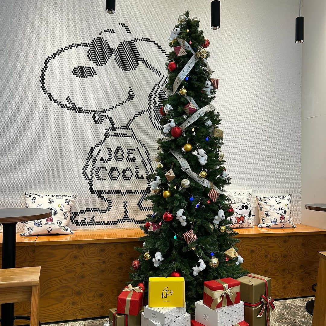 ピーナッツ カフェさんのインスタグラム写真 - (ピーナッツ カフェInstagram)「limited menu | PEANUTS Cafe 中目黒 ⁡ \ HAPPY HOLIDAYS！ / “期間限定”クリスマスデザインのラテアートが登場！ ⁡ スヌーピーと仲間たちの3種類のラテアートがお楽しみいただけます。  ——————— ▶SHOP INFO 〒153-0042 東京都目黒区青葉台2-16-7 ⁡ 月～木・日・祝  OPEN/10:00 - CLOSE/20:00（L.O. 19:00） 金・土  OPEN/10:00 - CLOSE/21:00（L.O. 20:00） ——————— @peanutscafe_tokyo @peanutshotel @peanutsdiner」12月5日 19時59分 - peanutscafe_tokyo