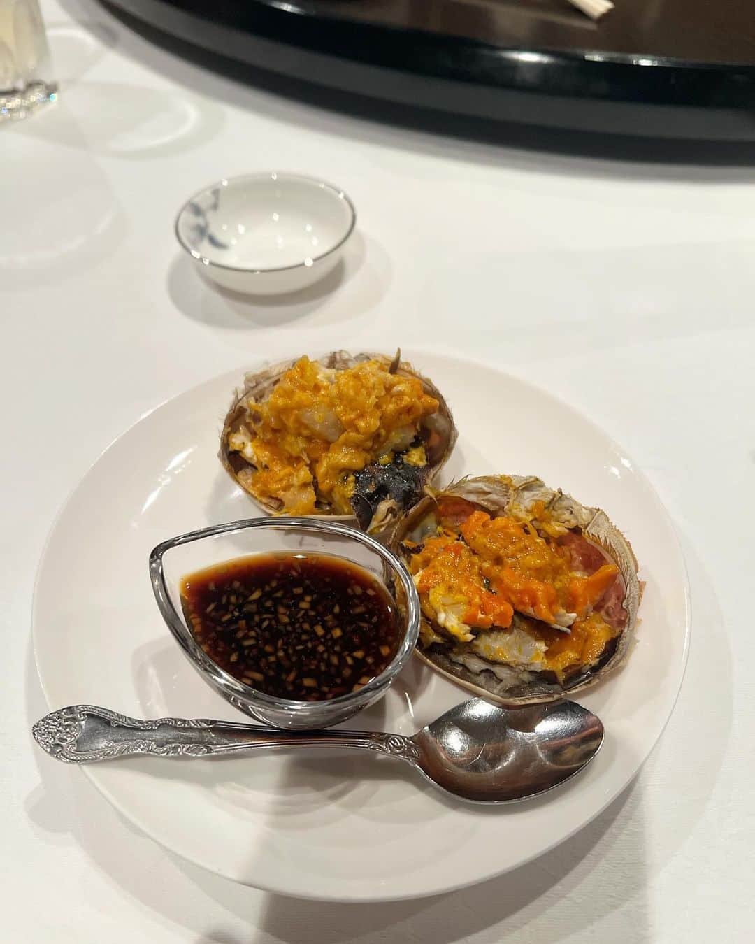 ゆうりちゃんのインスタグラム：「莉苑にて♡ 大人数でテーブルを囲んで👭💕  上海蟹の食べ比べは いつも楽しくて好きです😊  #莉苑#莉苑銀座」