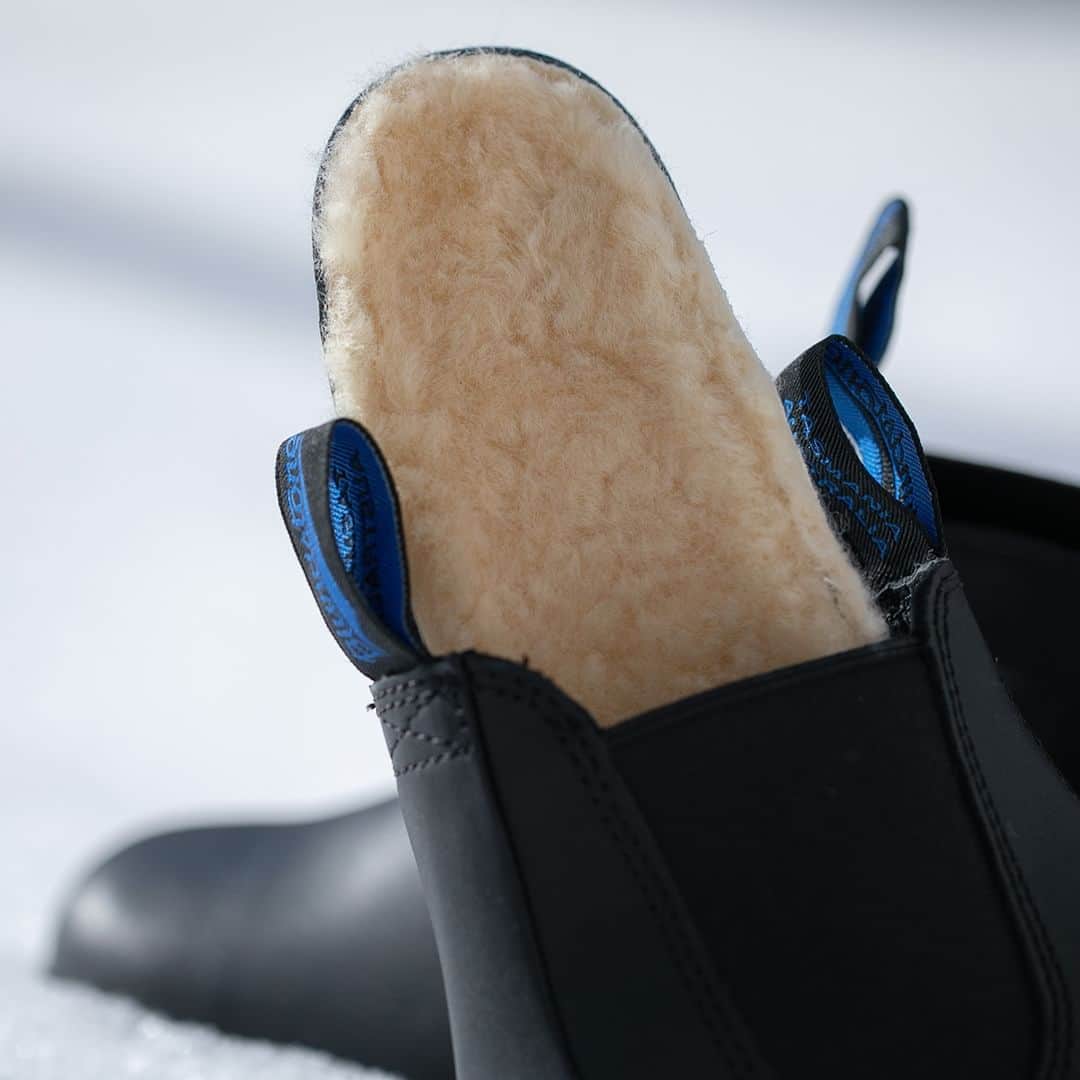 キナリノさんのインスタグラム写真 - (キナリノInstagram)「冬場の最強ブーツ🥾10％OFF！ 「Blundstone」 ALL-TERRAIN THERMALモデル  －－－－－－－－  "水深7cmで6時間防水"を実現した 防水・防寒ブーツ！  ソールメーカーVibram社との 共同開発から生まれたシリーズです。  滑りやすい環境でもグリップ力を発揮⚡️ 履き心地は柔らかくクッション性もあるので、 歩きやすさも抜群です👣  また、レザーライナーにより保温性も◎。 インソールにはボアタイプのシープスキンを使用し 冬場でも足元あったか☁️☁️  雨の日も雪の日も安心して履けそうですね😌  ブーツはこまめに買い替えるものではないからこそ、 長く大切に履けるものを選びたいですよね✨  カジュアルにもきれいめにも合わせやすい お洒落なデザインに、 機能性もばっちり！なこちらの一足。  冬の相棒に是非選んでみませんか☃️？  －－－－－－－－－  Blundstone｜ALL-TERRAIN THERMALモデル https://mall.kinarino.jp/item-136337  －－－－－－－－－  ▶画像をタップすると詳細情報をご覧いただけます。  ▶プロフィールの「インスタ掲載」ボタンから、ご紹介商品をまとめてご覧いただけます。→@kinarino_official  ▶キナリノアプリでも販売中！ 「お買いもの」→「インスタグラム掲載アイテム」 　 ※ダウンロードはプロフィールリンクから→@kinarino_official  #キナリノモール #キナリノ #丁寧な暮らし #暮らし #ブーツ #最強ブーツ #おすすめブーツ #サイドゴア #サイドゴアブーツ #レザーブーツ #靴 #足元 #足元コーデ #あったかコーデ #大人カジュアルコーデ #きれいめコーデ #秋冬コーデ #冬のお出かけコーデ #Blundstone #boots #shoes #fashion #Coordination #simple #instafashion」12月5日 20時00分 - kinarino_official