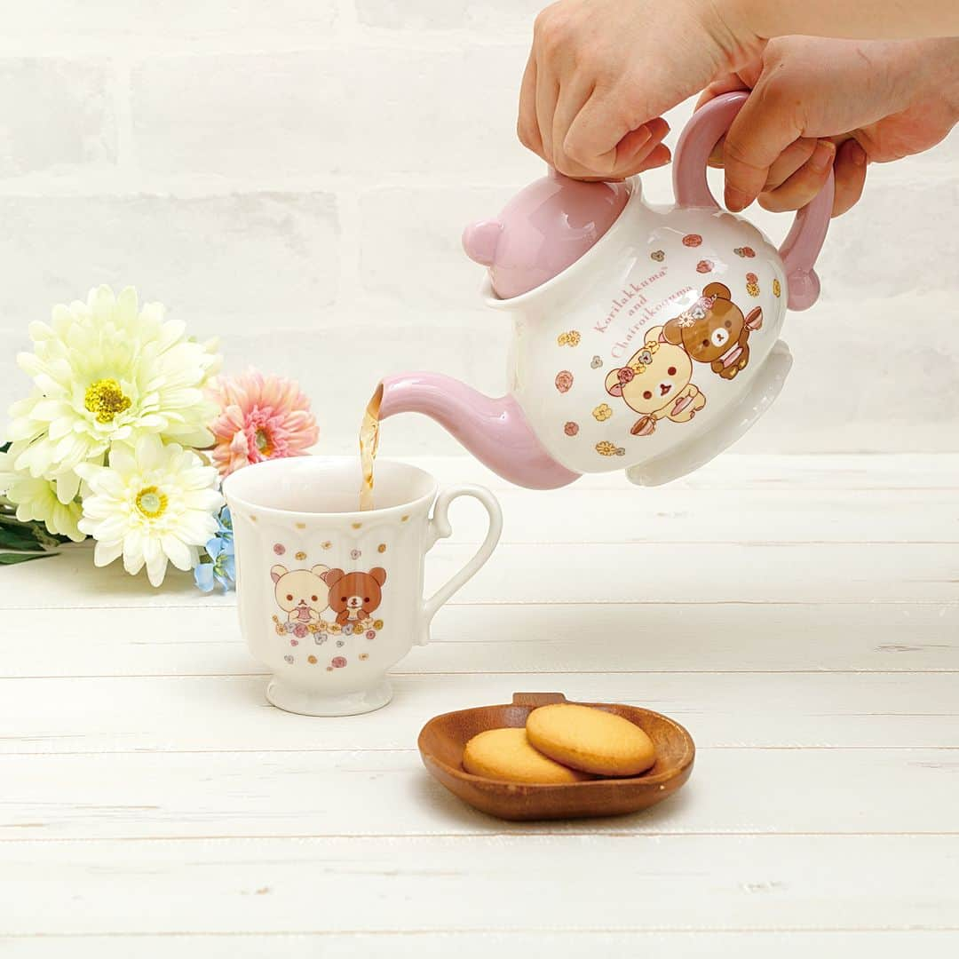 ☆期間限定リラックマ公式Instagram☆のインスタグラム：「🌸12月発売☕ 『コリコグのフラワーティータイム』テーマのグッズ紹介💐  🌷ティーカップ 🌷ティーポット 散りばめられたお花やラベンダーカラーがオシャレなティーカップとティーポットが登場🎵コリコグと一緒なら心落ち着く素敵なティータイムを過ごせそう✨  #コリコグのフラワーティータイム #リラックマ20周年 #チャイロイコグマ7周年 #リラックマ #コリラックマ  #チャイロイコグマ #rilakkuma #korilakkuma  #chairoikoguma #🐻#かわいい #紅茶 #ティータイム #アフタヌーンティー #新発売」