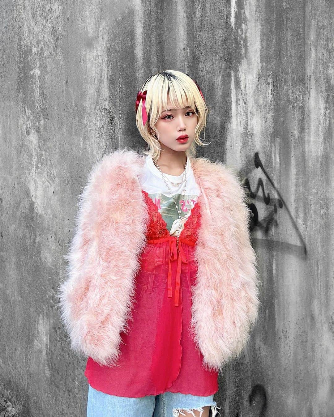 ハナエのインスタグラム：「@subrosalingerie_ の新作ベビードール❤️ redを使って私服コーデしてみました💋 ⁡ ⁡ カジュアルにデニム合わせも可愛い！ 赤とデニムの組み合わせっていいよね🤤 ⁡ ⁡ ベビードールのご予約は12/10まで受付中です🌹 それにしてもこのデニム破れすぎ問題 ⁡ ⁡ #subrosalingerie」