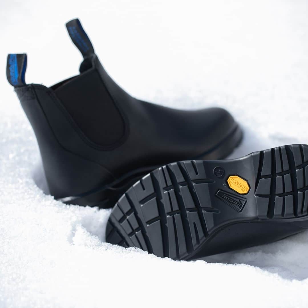 キナリノさんのインスタグラム写真 - (キナリノInstagram)「冬場の最強ブーツ🥾10％OFF！ 「Blundstone」 ALL-TERRAIN THERMALモデル  －－－－－－－－  "水深7cmで6時間防水"を実現した 防水・防寒ブーツ！  ソールメーカーVibram社との 共同開発から生まれたシリーズです。  滑りやすい環境でもグリップ力を発揮⚡️ 履き心地は柔らかくクッション性もあるので、 歩きやすさも抜群です👣  また、レザーライナーにより保温性も◎。 インソールにはボアタイプのシープスキンを使用し 冬場でも足元あったか☁️☁️  雨の日も雪の日も安心して履けそうですね😌  ブーツはこまめに買い替えるものではないからこそ、 長く大切に履けるものを選びたいですよね✨  カジュアルにもきれいめにも合わせやすい お洒落なデザインに、 機能性もばっちり！なこちらの一足。  冬の相棒に是非選んでみませんか☃️？  －－－－－－－－－  Blundstone｜ALL-TERRAIN THERMALモデル https://mall.kinarino.jp/item-136337  －－－－－－－－－  ▶画像をタップすると詳細情報をご覧いただけます。  ▶プロフィールの「インスタ掲載」ボタンから、ご紹介商品をまとめてご覧いただけます。→@kinarino_official  ▶キナリノアプリでも販売中！ 「お買いもの」→「インスタグラム掲載アイテム」 　 ※ダウンロードはプロフィールリンクから→@kinarino_official  #キナリノモール #キナリノ #丁寧な暮らし #暮らし #ブーツ #最強ブーツ #おすすめブーツ #サイドゴア #サイドゴアブーツ #レザーブーツ #靴 #足元 #足元コーデ #あったかコーデ #大人カジュアルコーデ #きれいめコーデ #秋冬コーデ #冬のお出かけコーデ #Blundstone #boots #shoes #fashion #Coordination #simple #instafashion」12月5日 20時00分 - kinarino_official