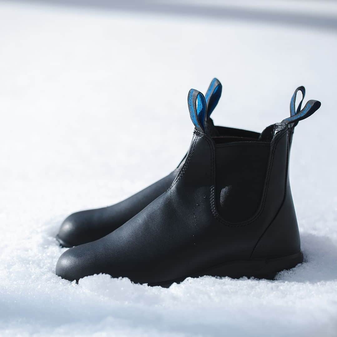 キナリノのインスタグラム：「冬場の最強ブーツ🥾10％OFF！ 「Blundstone」 ALL-TERRAIN THERMALモデル  －－－－－－－－  "水深7cmで6時間防水"を実現した 防水・防寒ブーツ！  ソールメーカーVibram社との 共同開発から生まれたシリーズです。  滑りやすい環境でもグリップ力を発揮⚡️ 履き心地は柔らかくクッション性もあるので、 歩きやすさも抜群です👣  また、レザーライナーにより保温性も◎。 インソールにはボアタイプのシープスキンを使用し 冬場でも足元あったか☁️☁️  雨の日も雪の日も安心して履けそうですね😌  ブーツはこまめに買い替えるものではないからこそ、 長く大切に履けるものを選びたいですよね✨  カジュアルにもきれいめにも合わせやすい お洒落なデザインに、 機能性もばっちり！なこちらの一足。  冬の相棒に是非選んでみませんか☃️？  －－－－－－－－－  Blundstone｜ALL-TERRAIN THERMALモデル https://mall.kinarino.jp/item-136337  －－－－－－－－－  ▶画像をタップすると詳細情報をご覧いただけます。  ▶プロフィールの「インスタ掲載」ボタンから、ご紹介商品をまとめてご覧いただけます。→@kinarino_official  ▶キナリノアプリでも販売中！ 「お買いもの」→「インスタグラム掲載アイテム」 　 ※ダウンロードはプロフィールリンクから→@kinarino_official  #キナリノモール #キナリノ #丁寧な暮らし #暮らし #ブーツ #最強ブーツ #おすすめブーツ #サイドゴア #サイドゴアブーツ #レザーブーツ #靴 #足元 #足元コーデ #あったかコーデ #大人カジュアルコーデ #きれいめコーデ #秋冬コーデ #冬のお出かけコーデ #Blundstone #boots #shoes #fashion #Coordination #simple #instafashion」