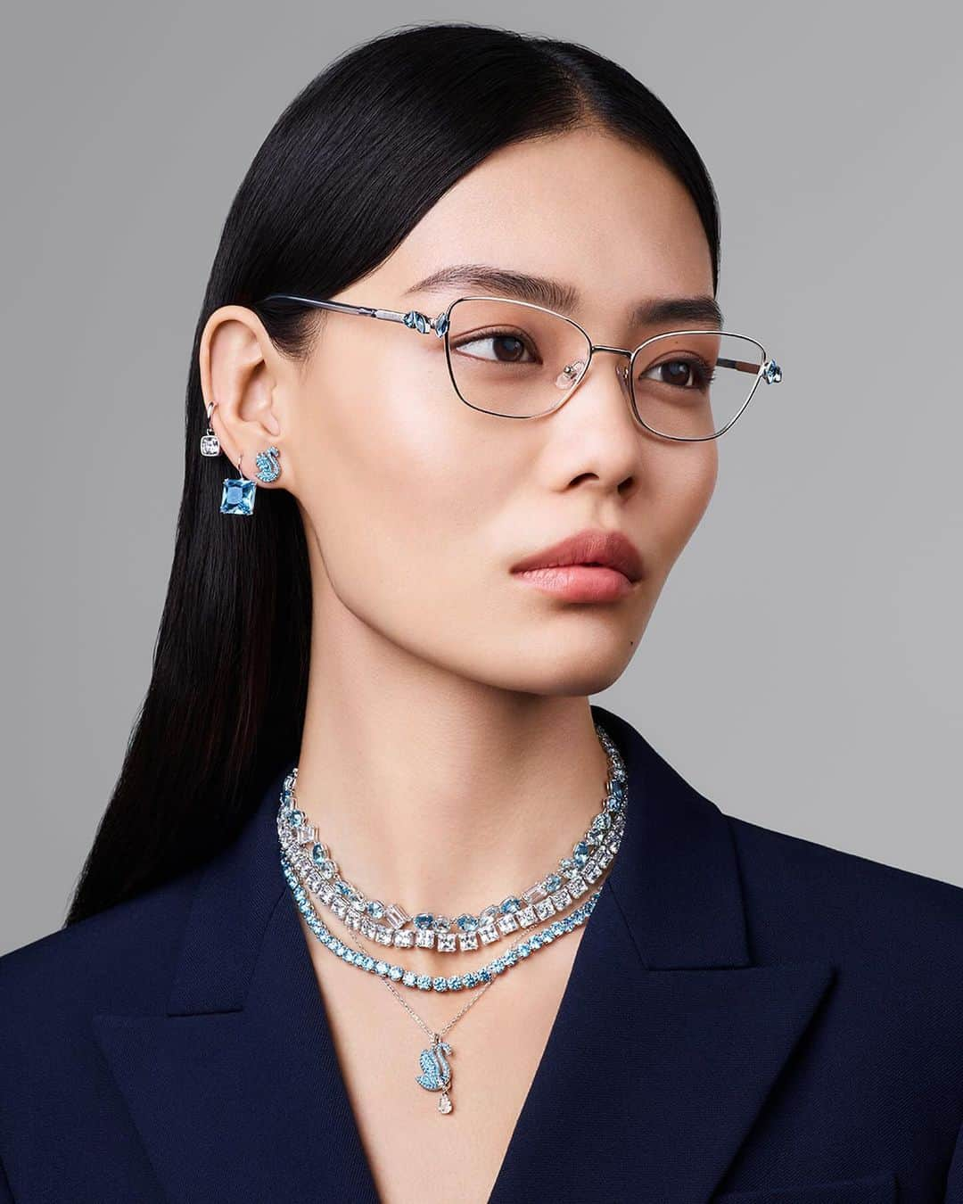 SWAROVSKIさんのインスタグラム写真 - (SWAROVSKIInstagram)「Radiate elegance at every celebration with luminous blue and cool clear crystal creations.  #Swarovski  #CelebrateWonder #CrystalMetamorphosis」12月5日 20時00分 - swarovski